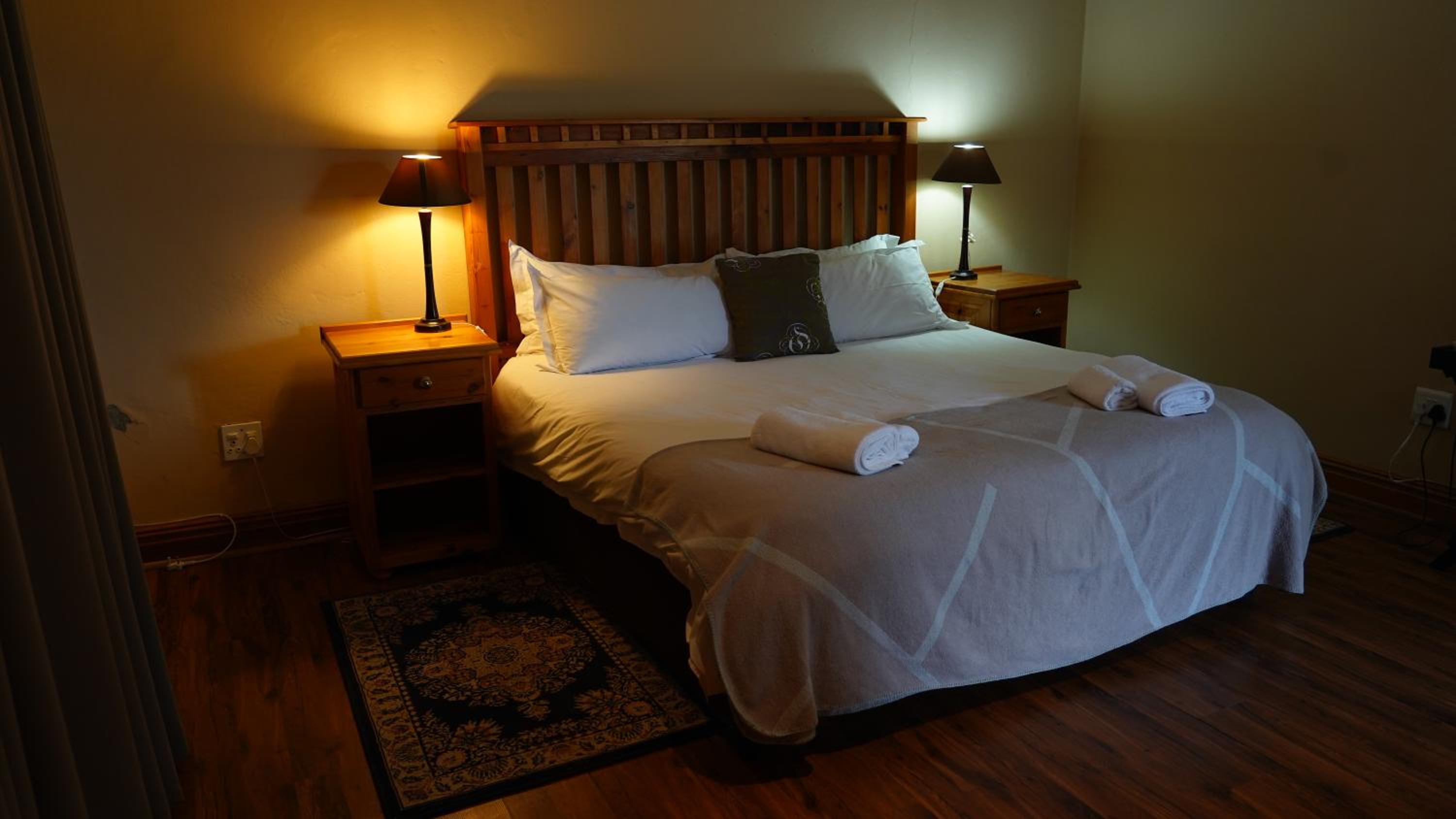 Deluxe King Room - Photo 8