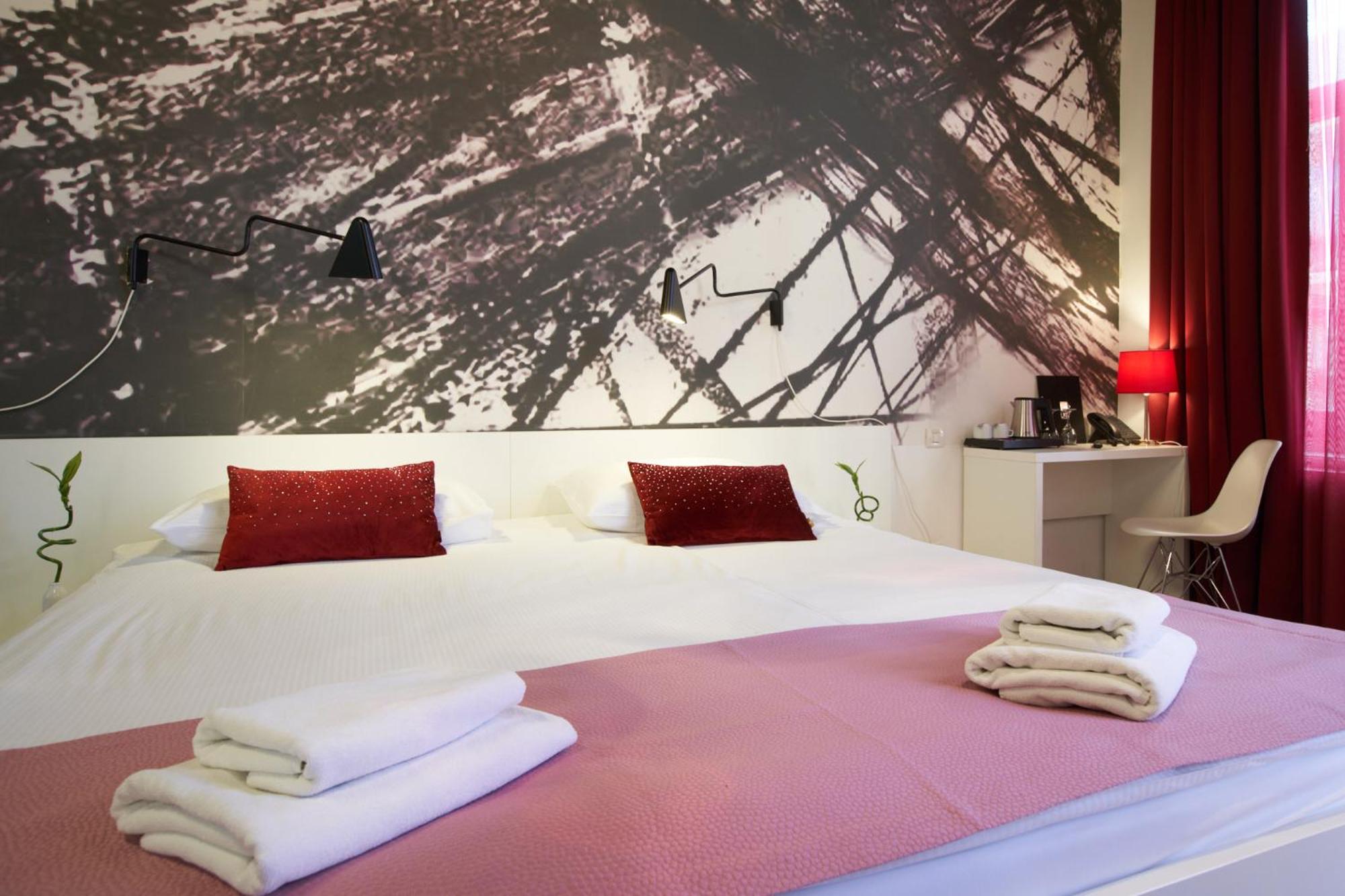 Deluxe Double Room with Balcony with City View - Photo 9