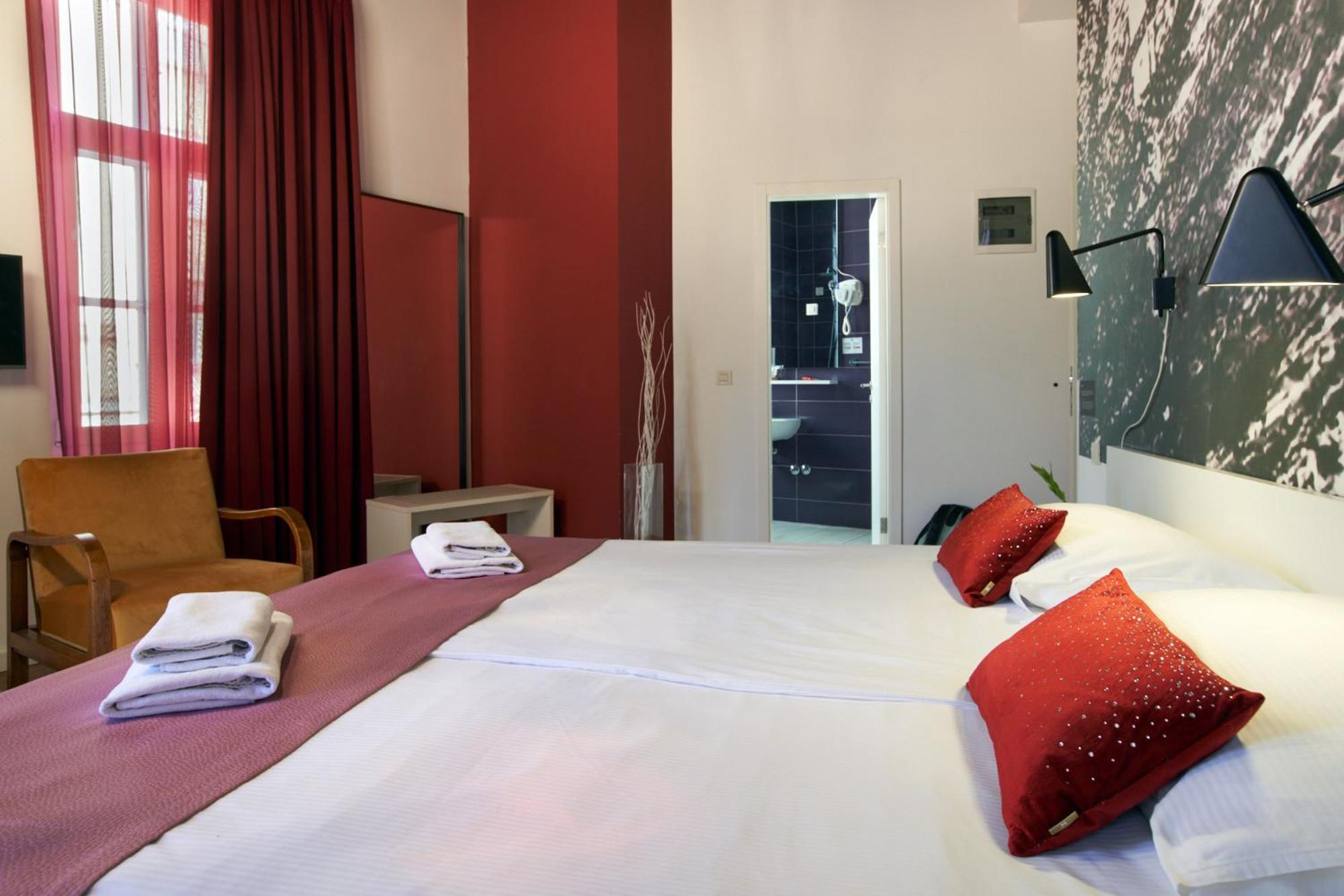 Deluxe Double Room with Balcony with City View - Photo 8