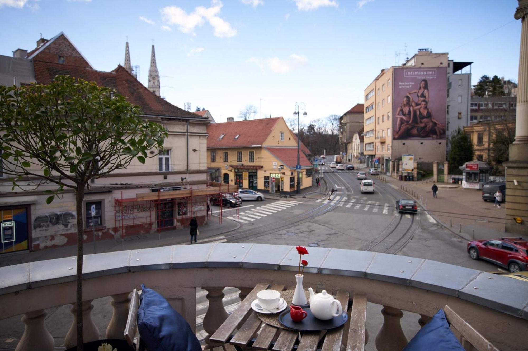 Deluxe Double Room with Balcony with City View - Photo 3