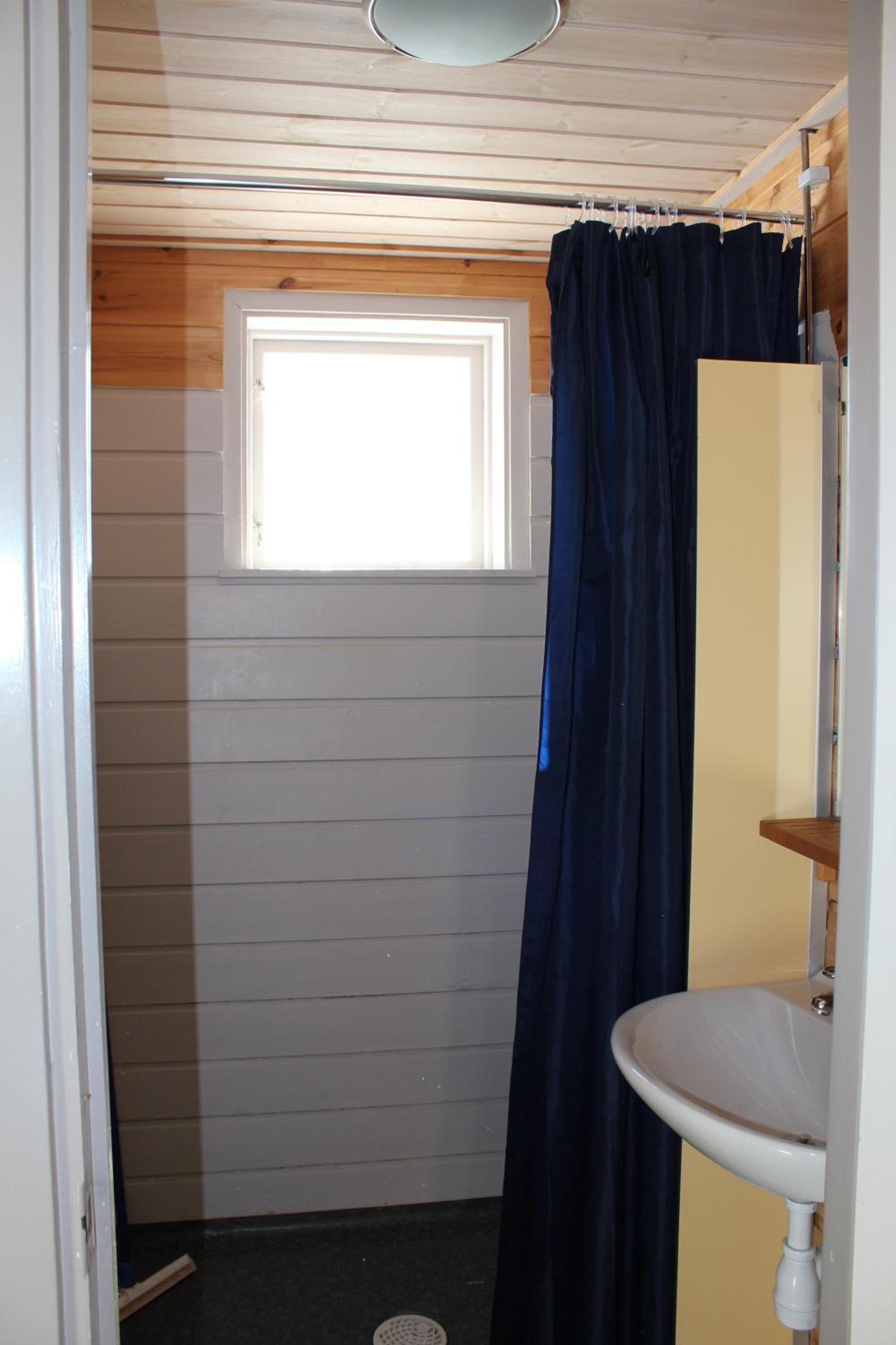 Three-Bedroom Apartment (9 Adults) - Photo 28