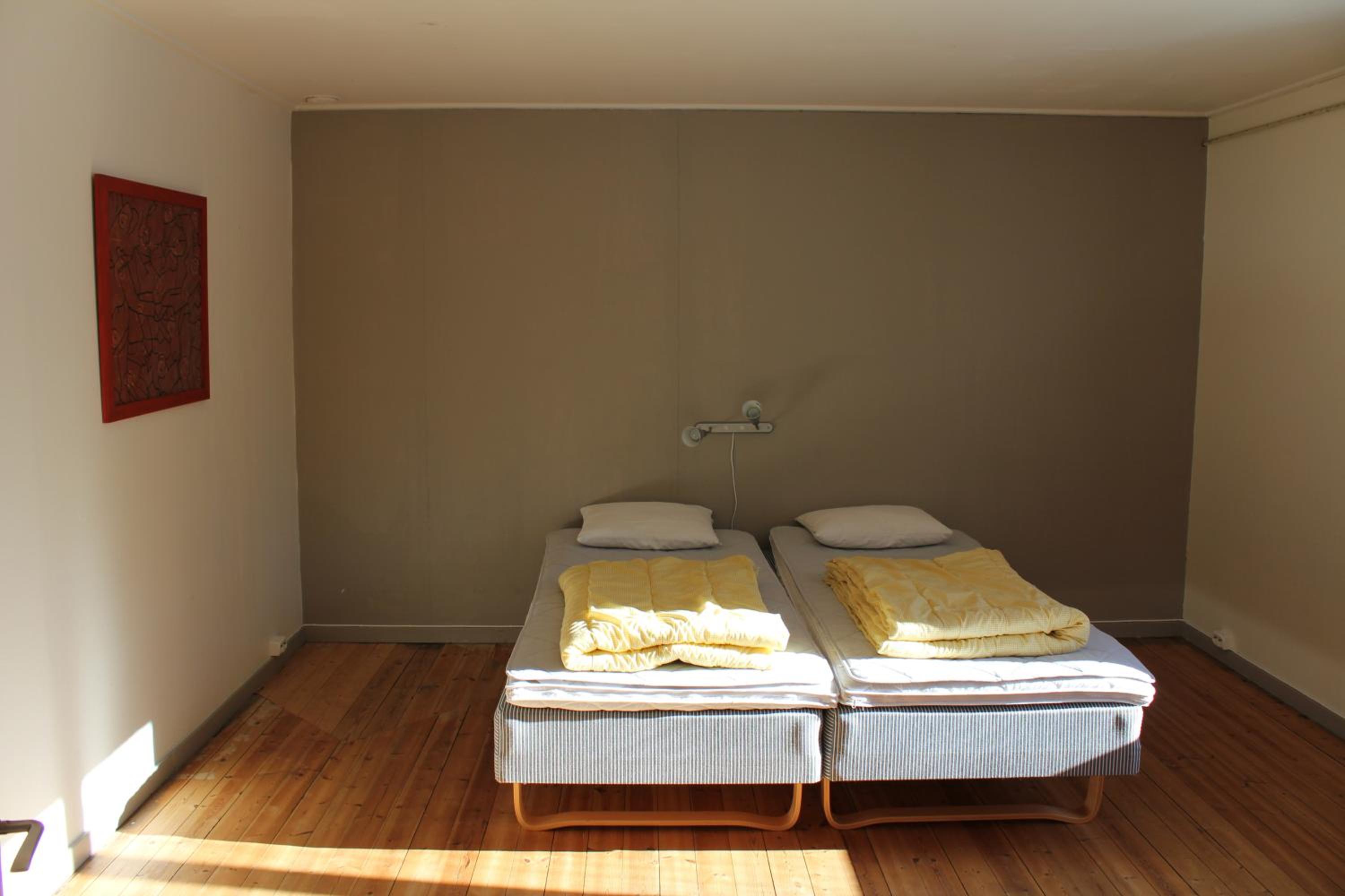 Three-Bedroom Apartment (9 Adults) - Photo 17