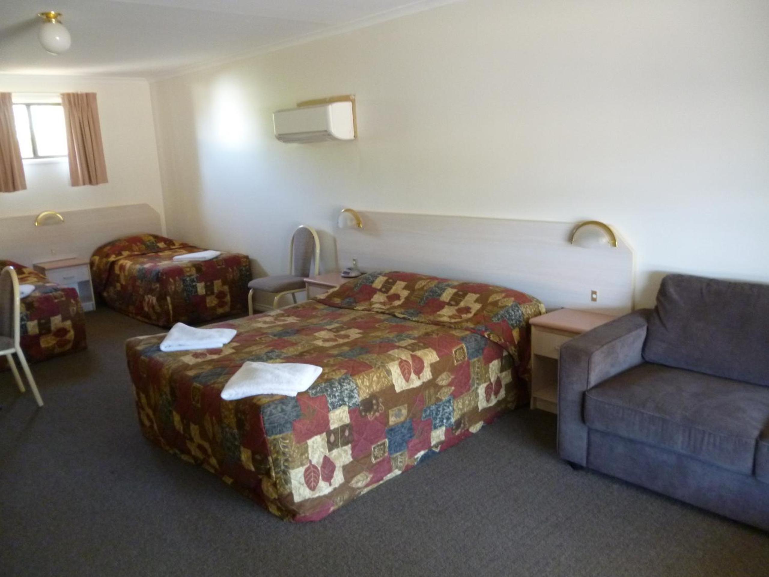 Large Family Room photo 2