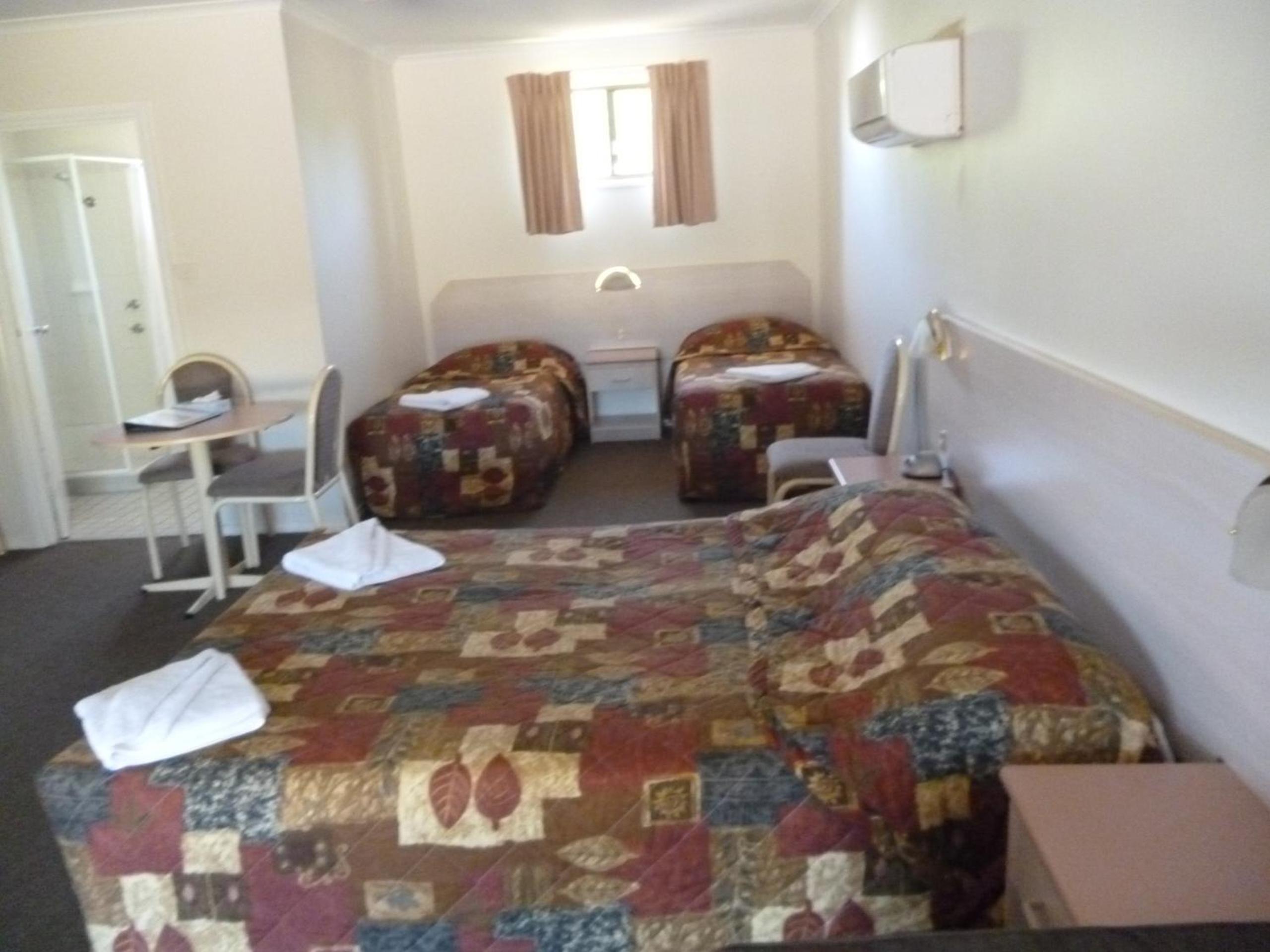Large Family Room photo 3
