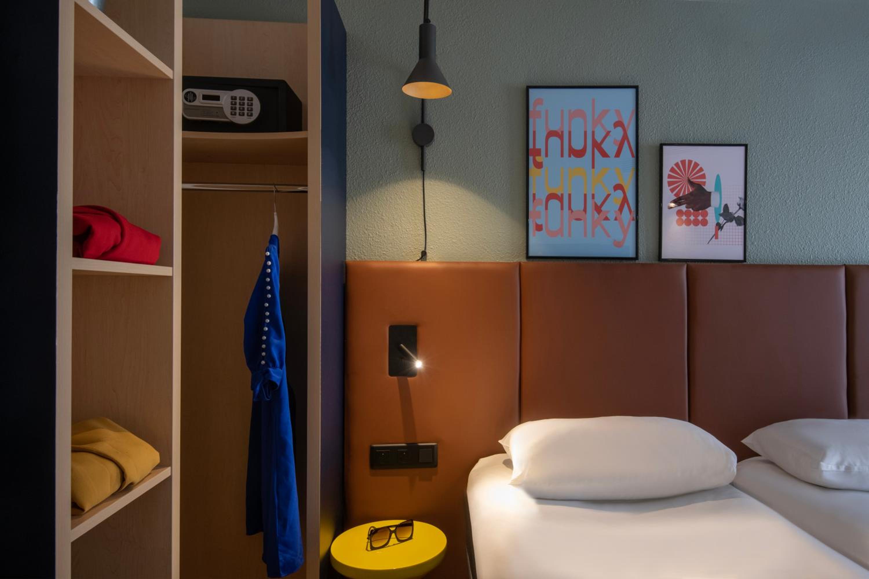Standard Twin Room - Photo 6