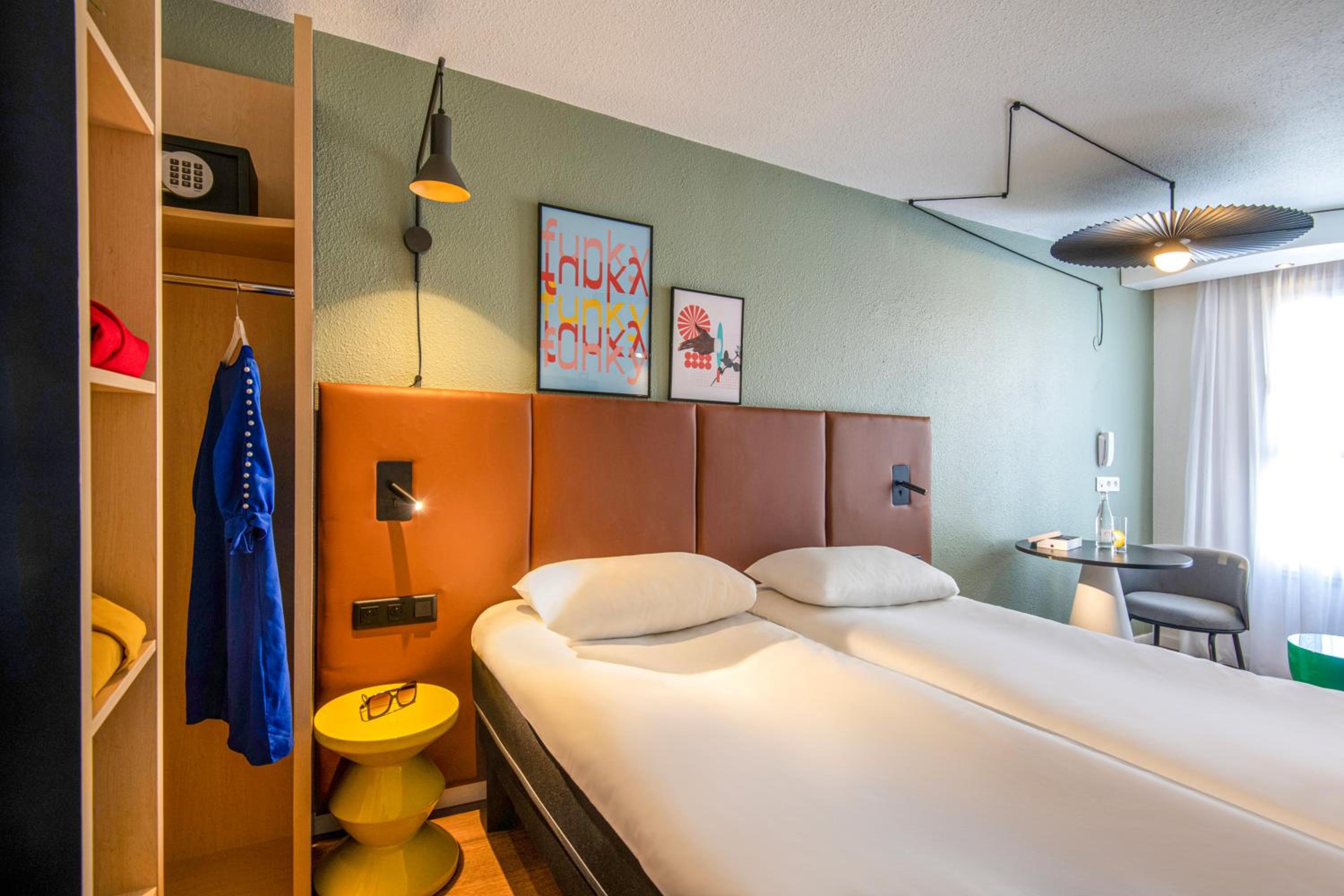 Standard Twin Room - Photo 7