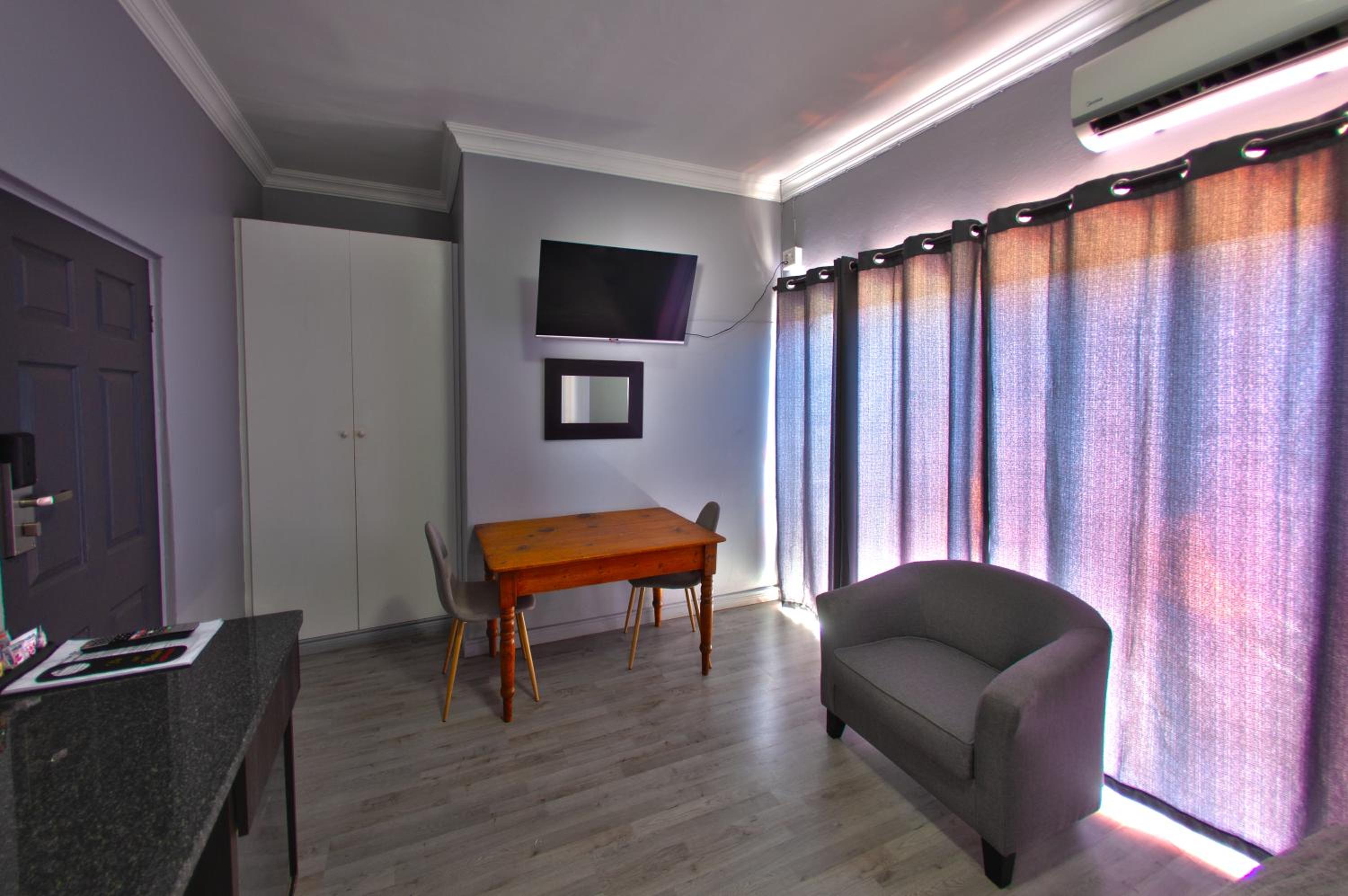 Double Room with Balcony - Photo 2
