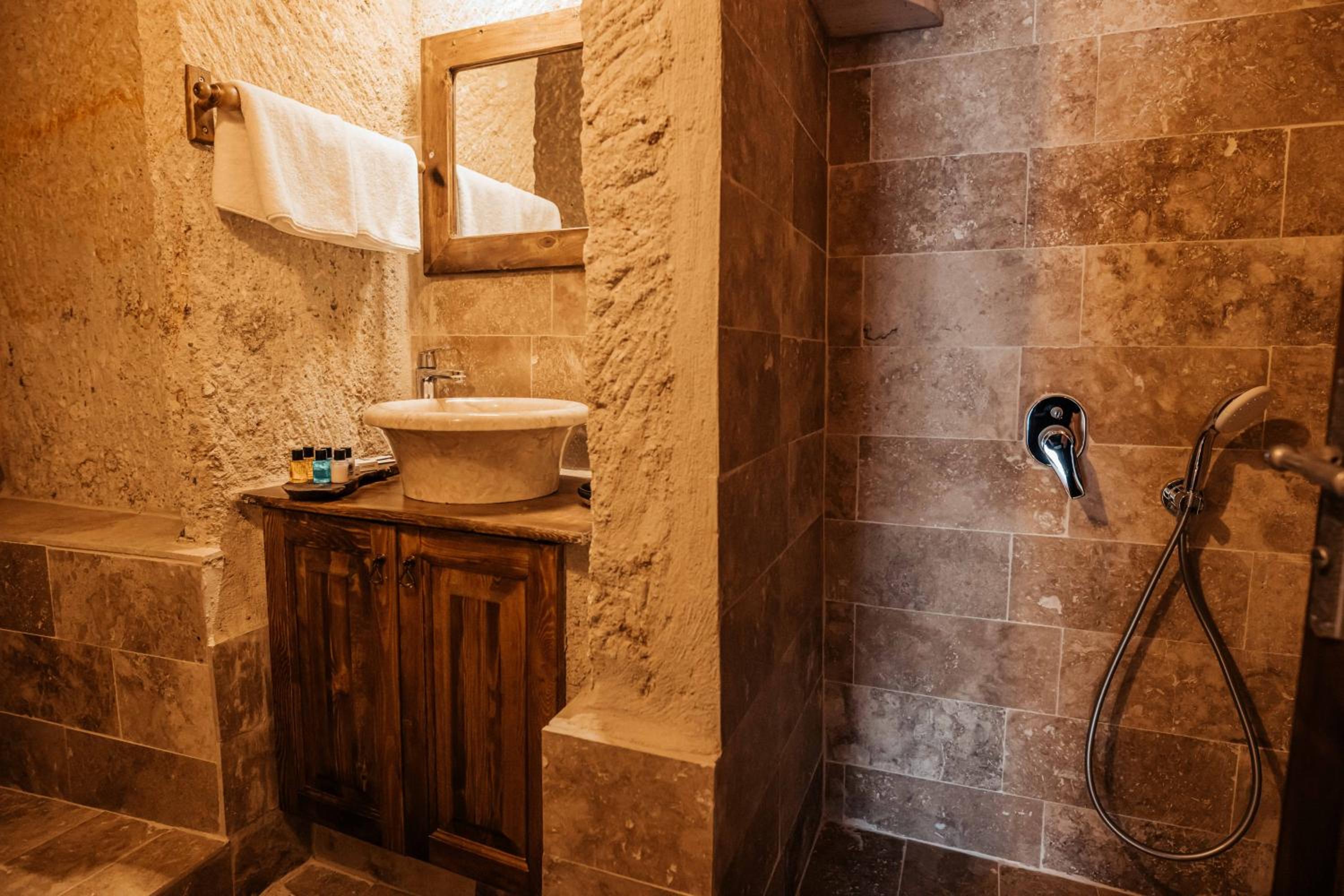Double Room with Spa Bath - Photo 3