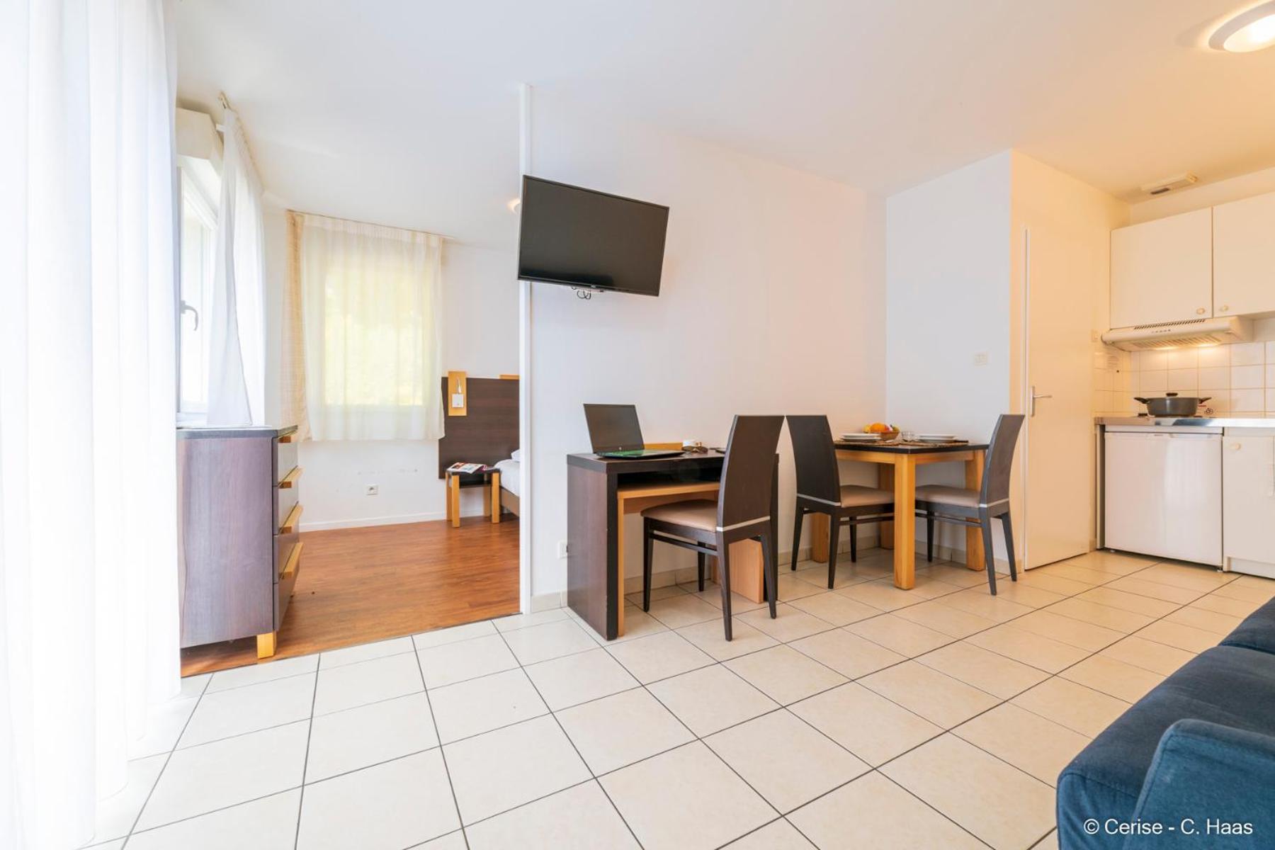 Studio 3 People with Kitchenette - Photo 7