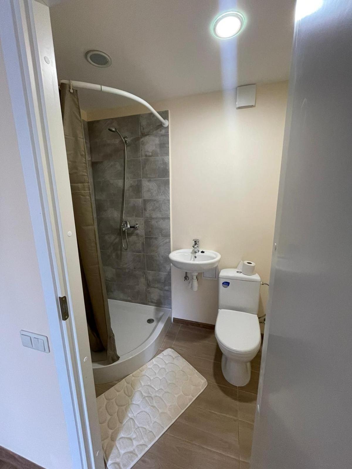 Double Room with Private Bathroom - Photo 2