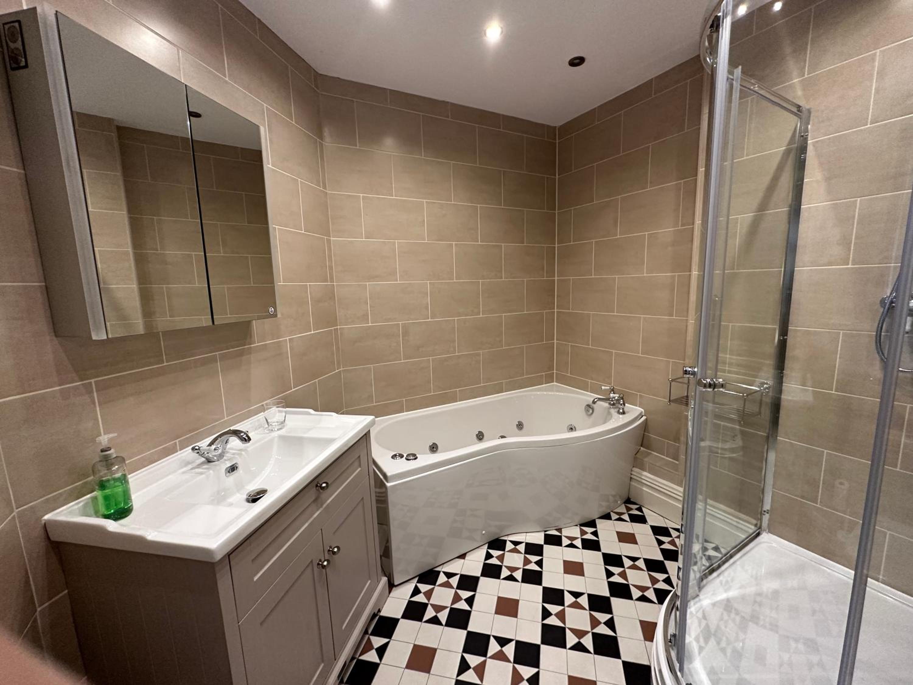 Super Deluxe Triple Room with Ensuite & Jacuzzi Bath - Photo 11