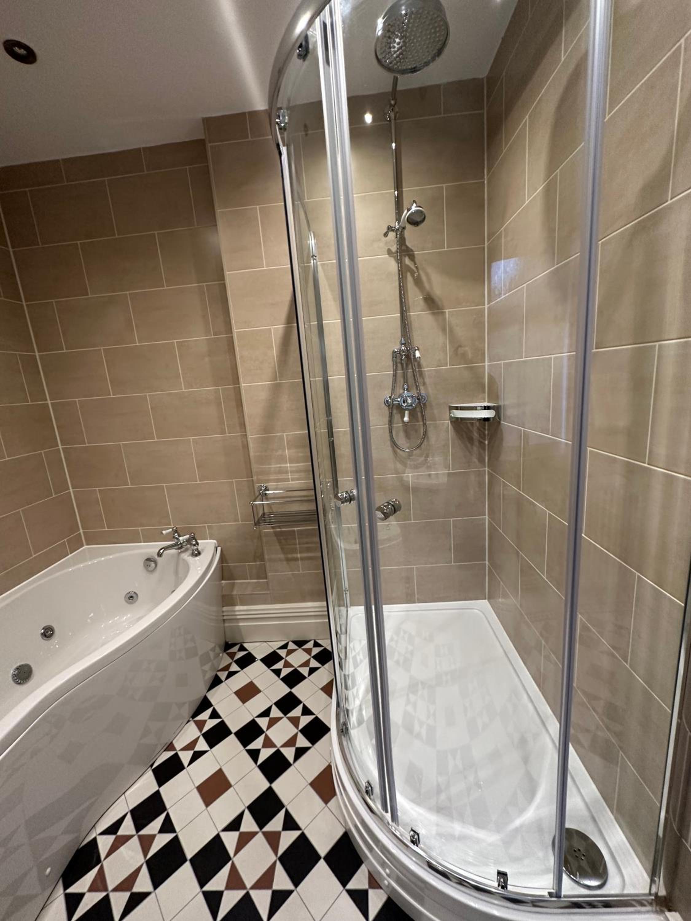 Super Deluxe Triple Room with Ensuite & Jacuzzi Bath - Photo 12
