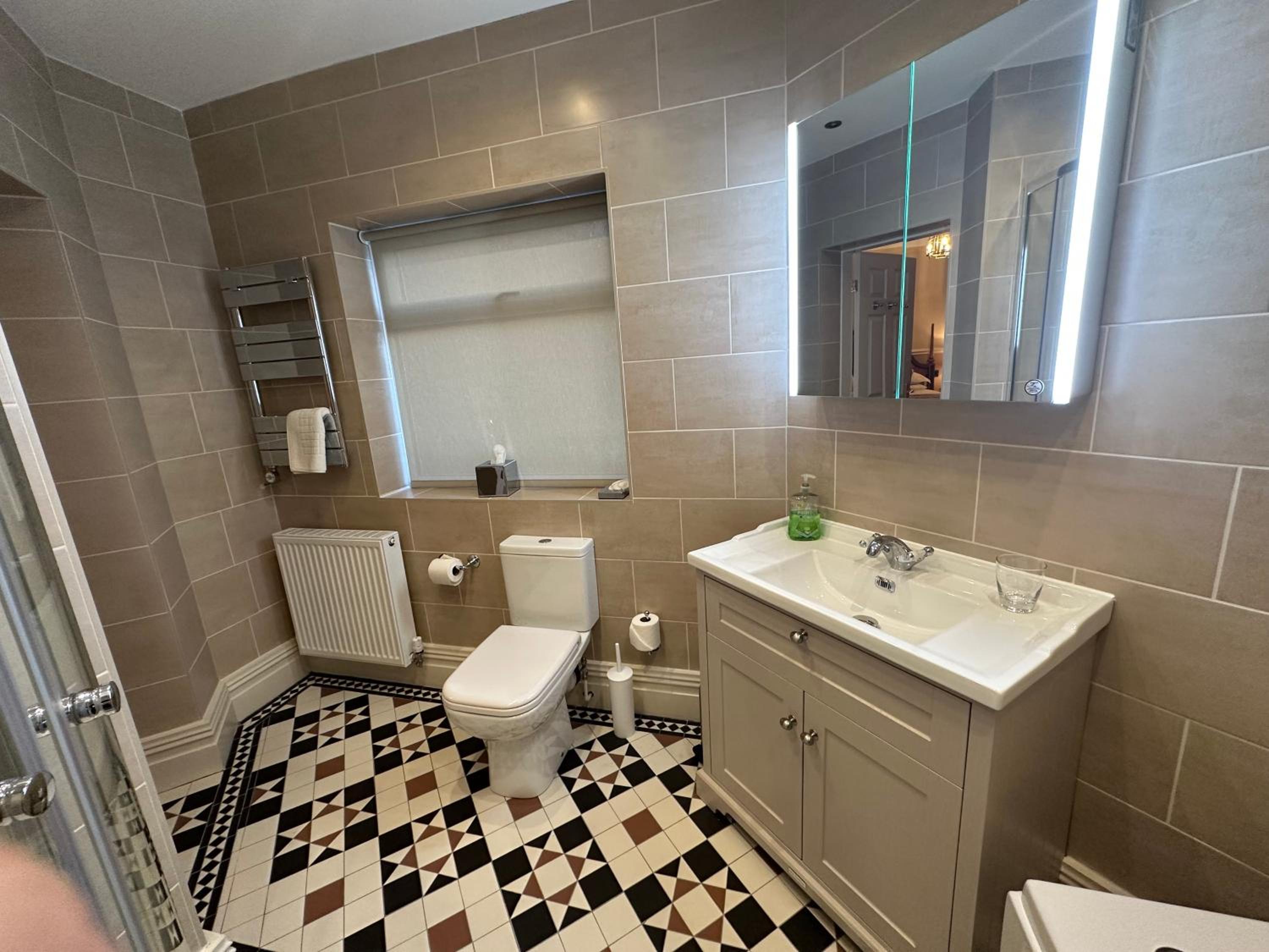 Super Deluxe Triple Room with Ensuite & Jacuzzi Bath - Photo 13