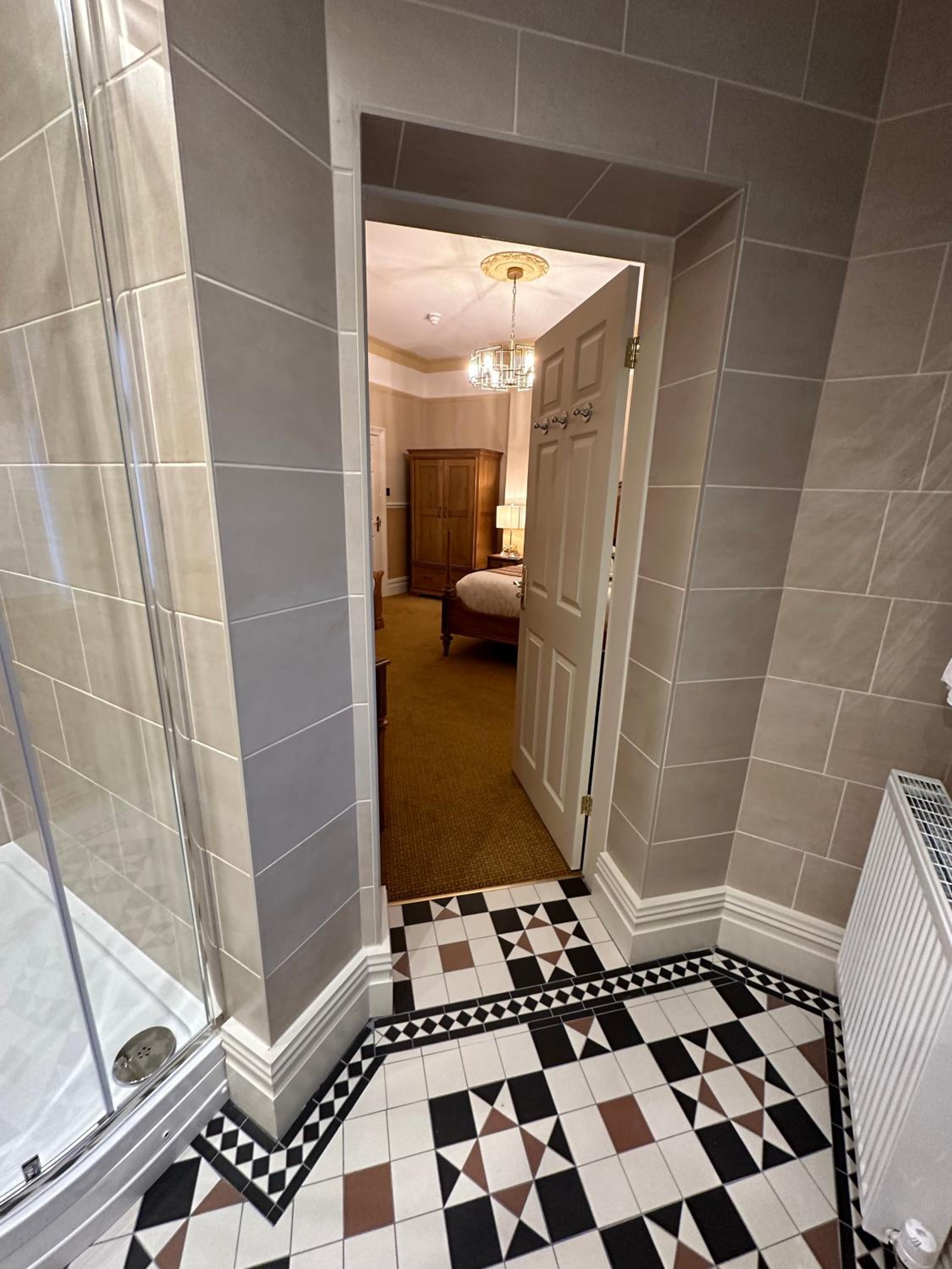 Super Deluxe Triple Room with Ensuite & Jacuzzi Bath - Photo 14