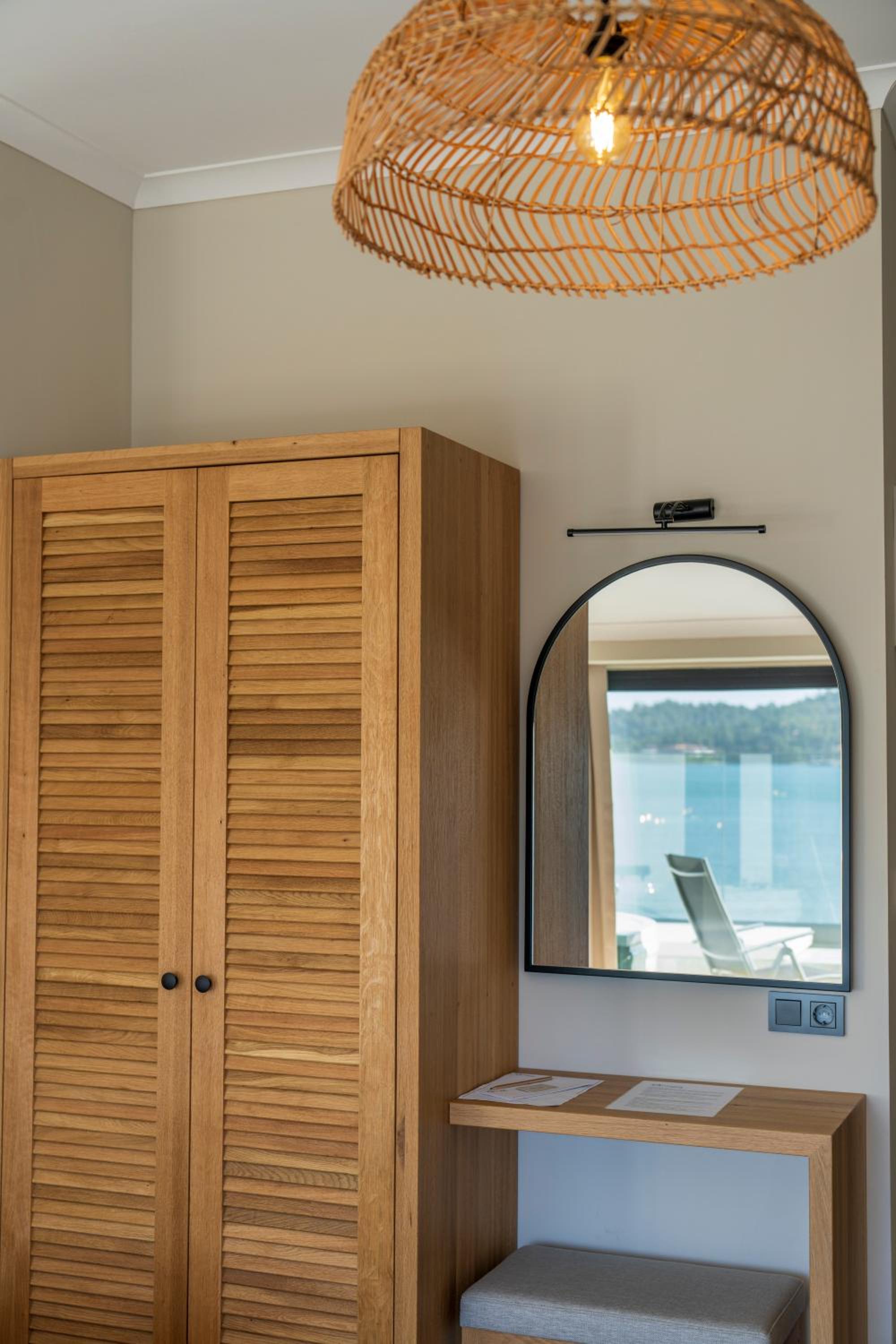 Deluxe Suite with Sea View - Photo 7
