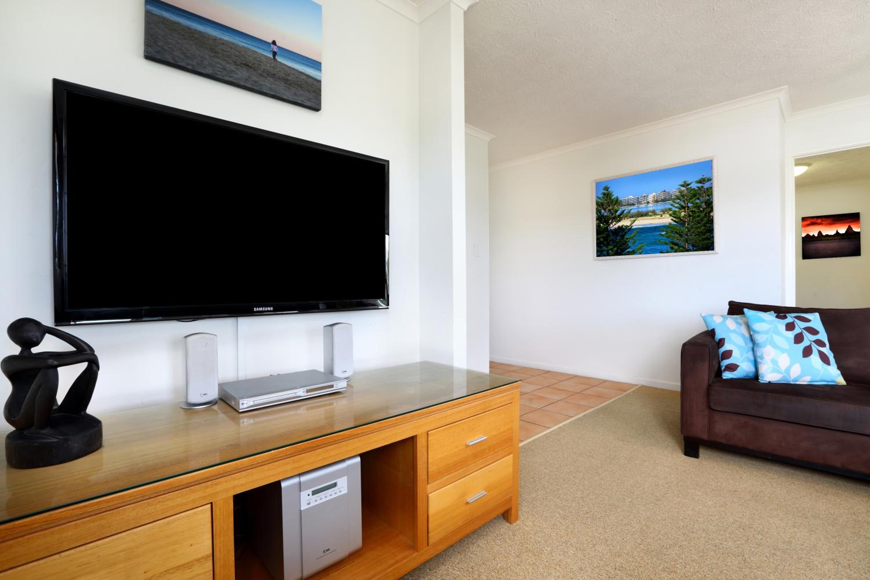 Three-Bedroom Apartment with Balcony photo 2