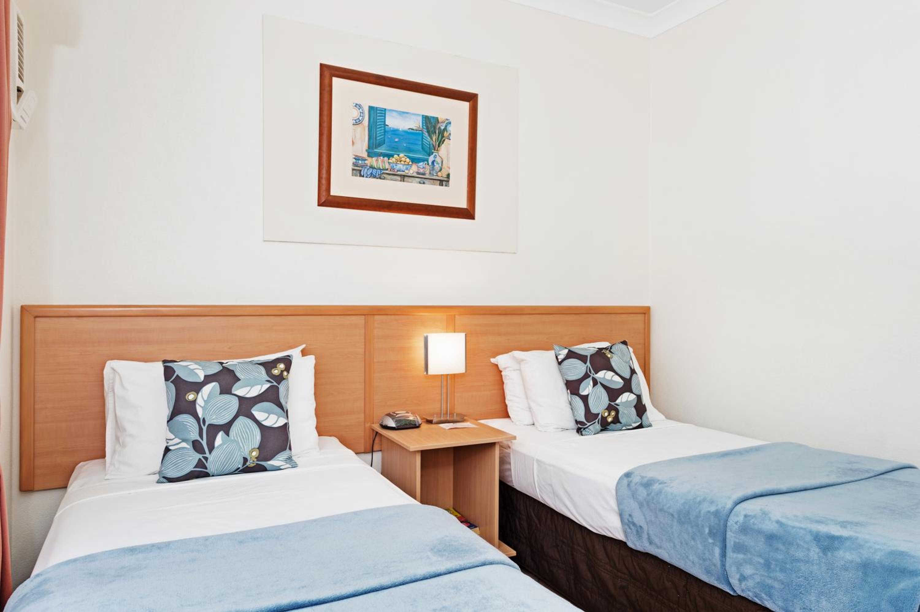Standard Twin Room - Photo 6