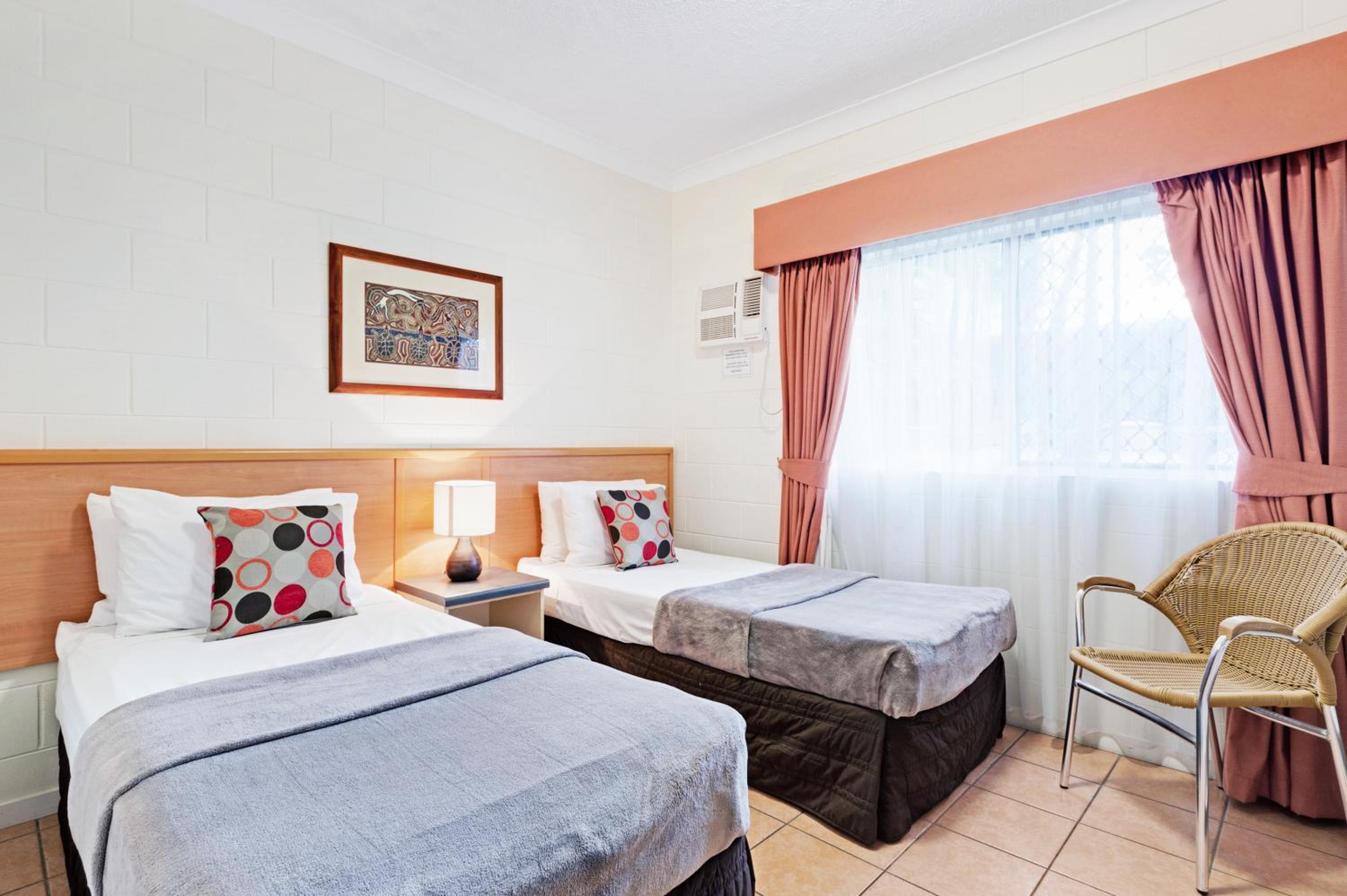 Standard Twin Room - Photo 8