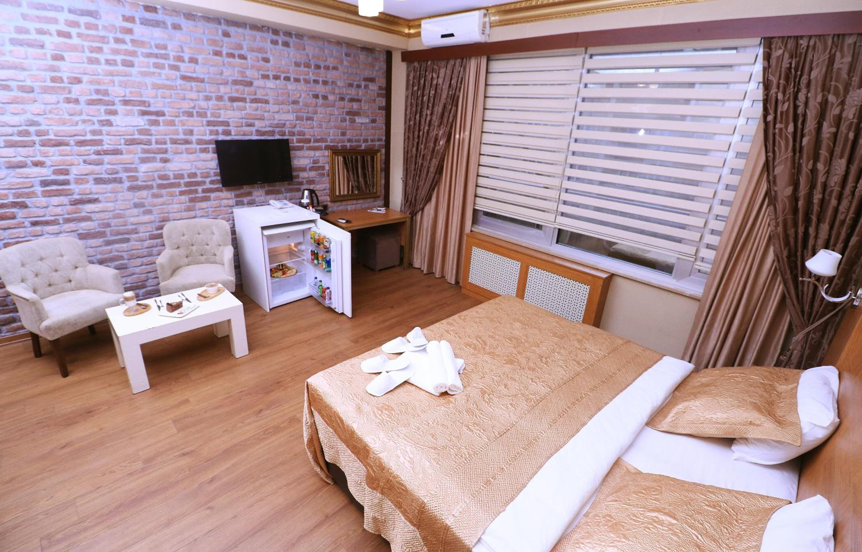 Deluxe Queen Suite photo 1