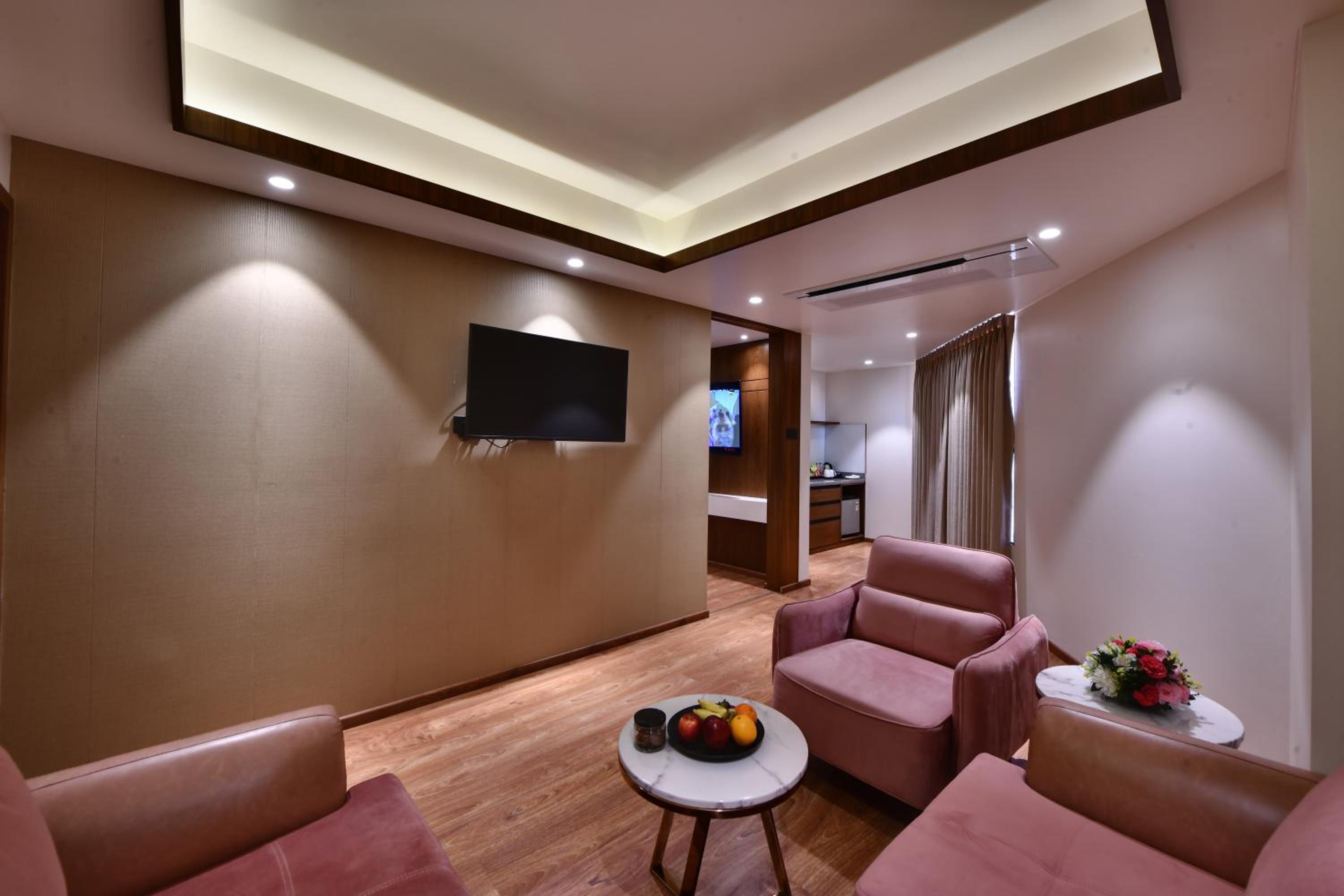 Royal Suite with Bathtub & Kitchenette