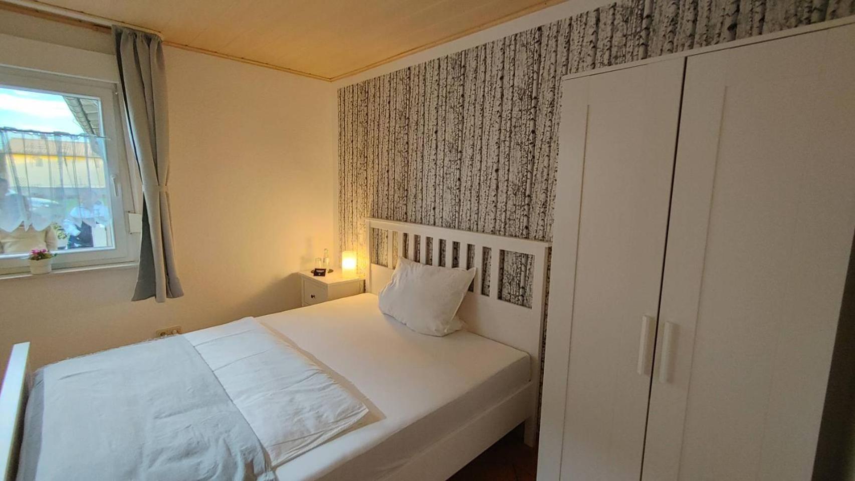 Single room (Queen size bed) with Bathroom photo 1