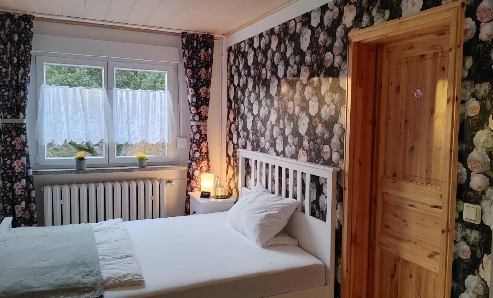 Single room (Queen size bed) with Bathroom photo 2