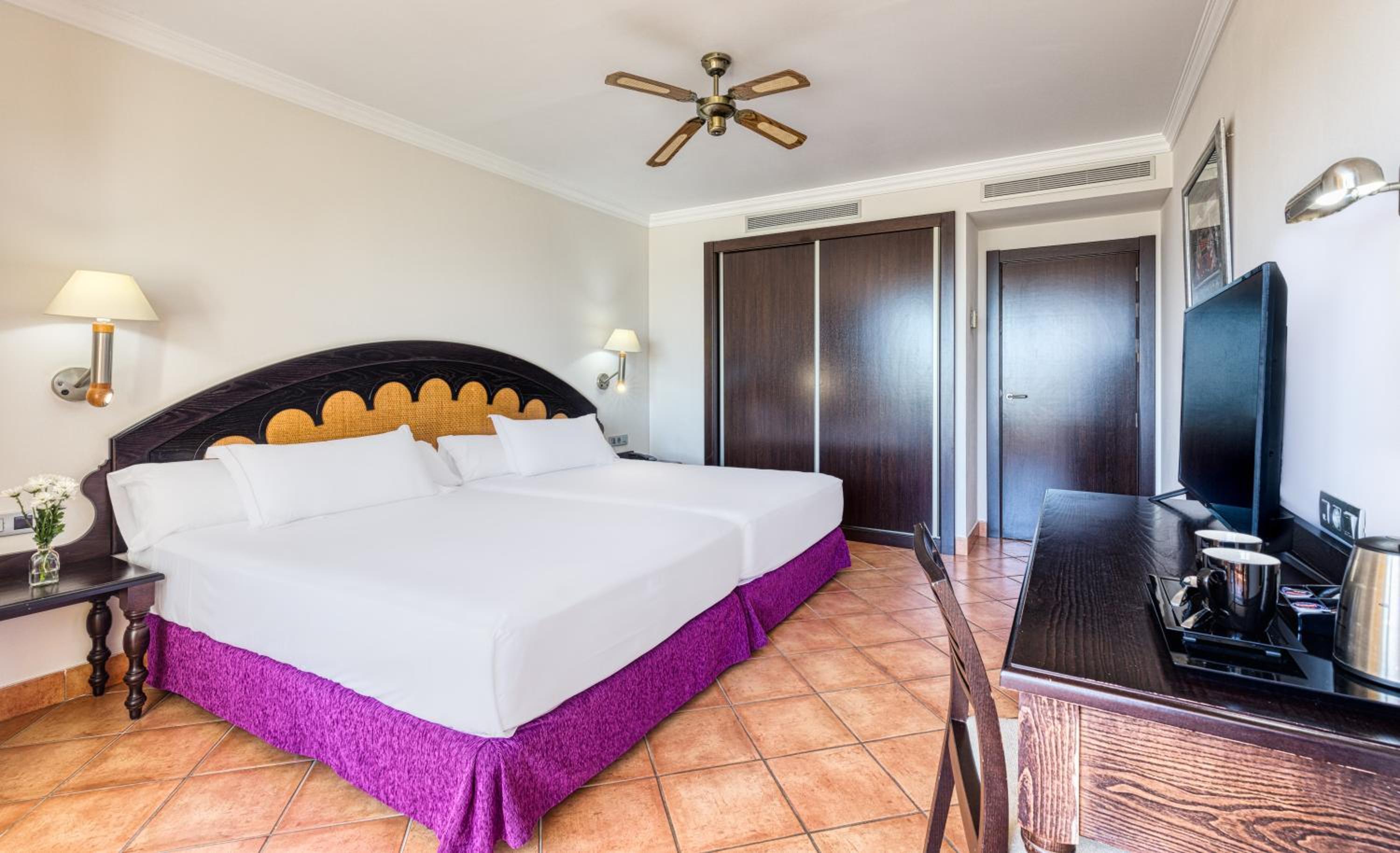 Habitación Doble Superior con Vista al Mar (2 Adultos + 2 Niños)