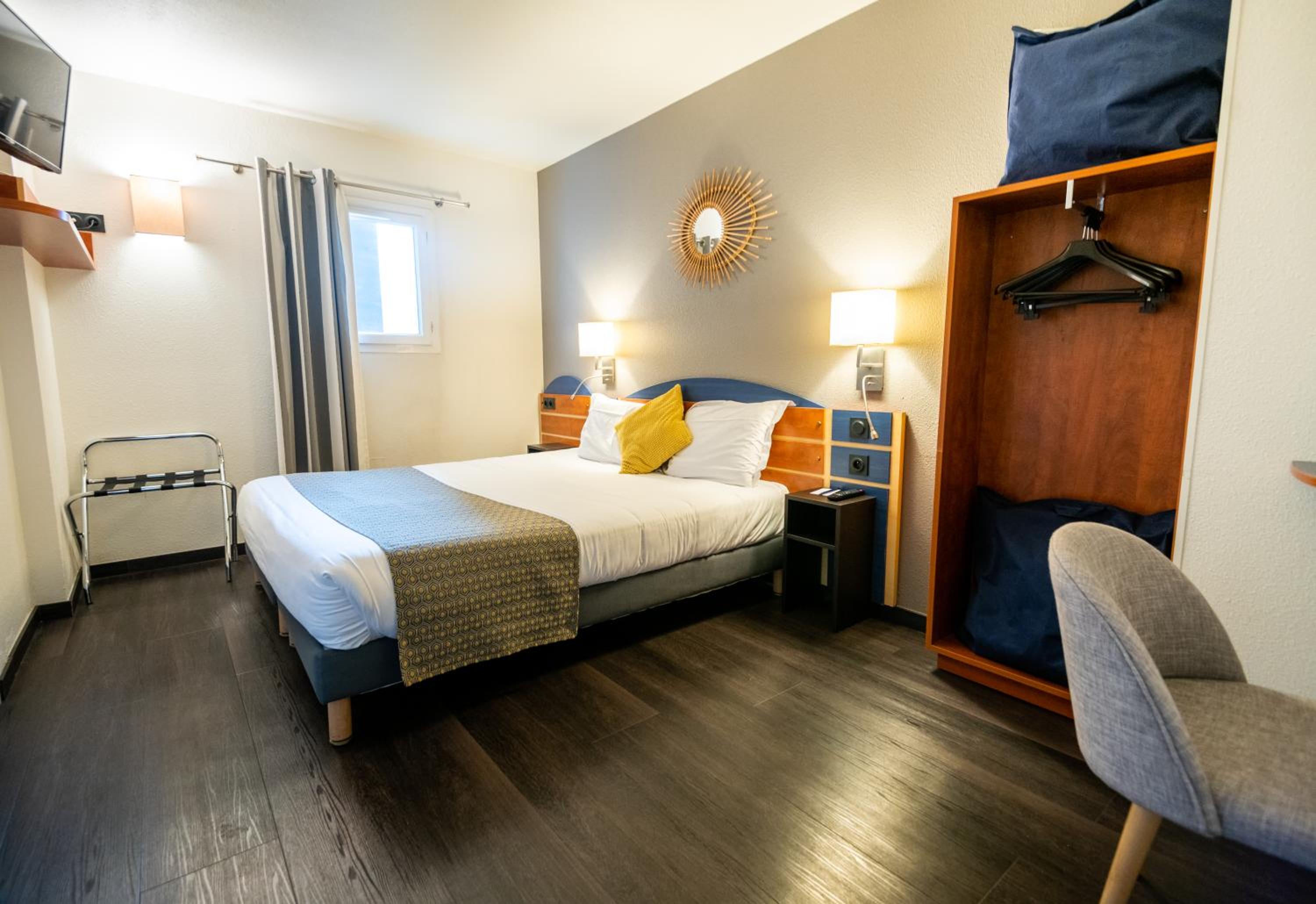 Triple Room with 1 Double and 1 Single Bed photo 2
