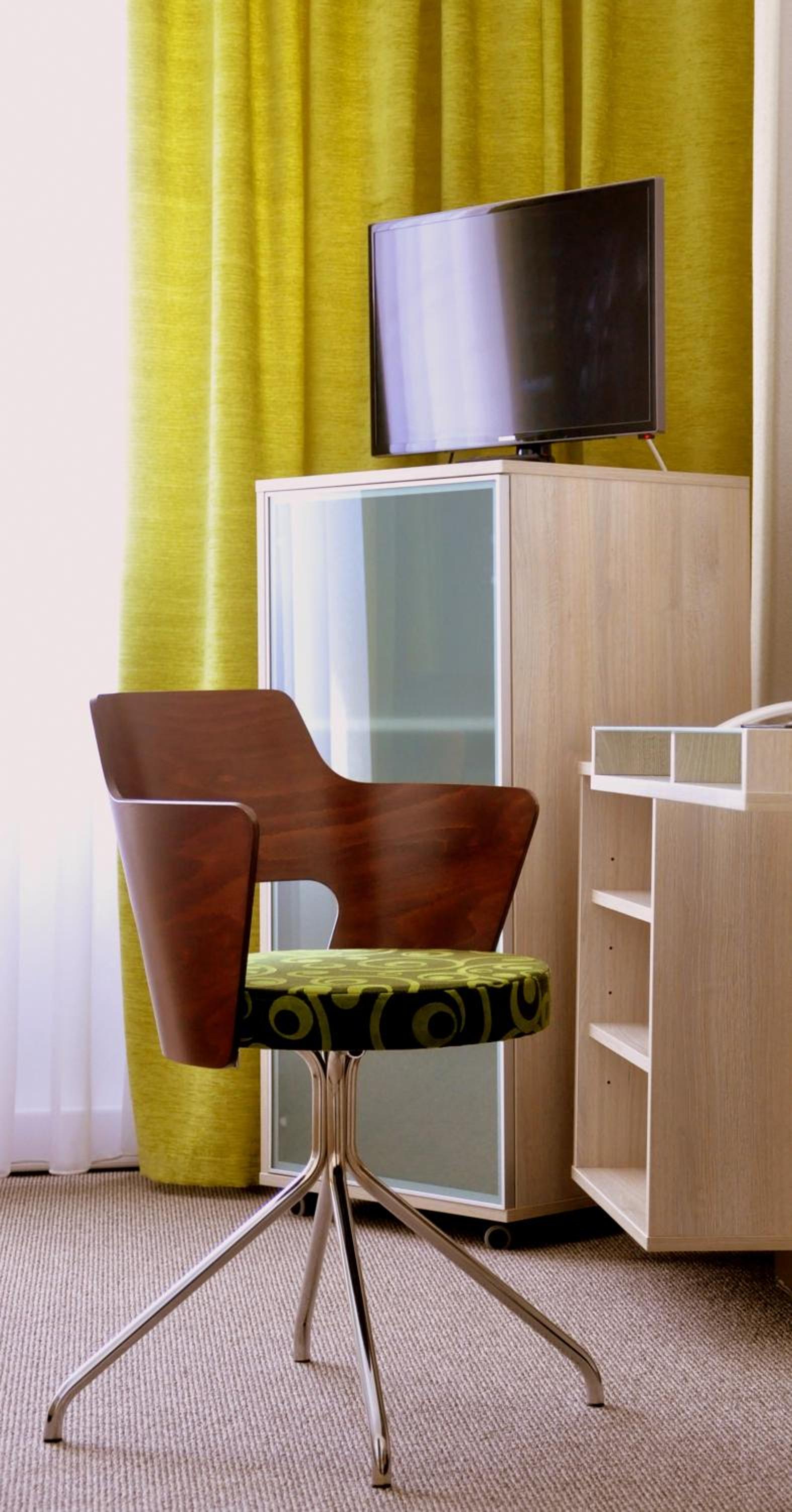 Two-Bedroom Family Suite - Photo 13