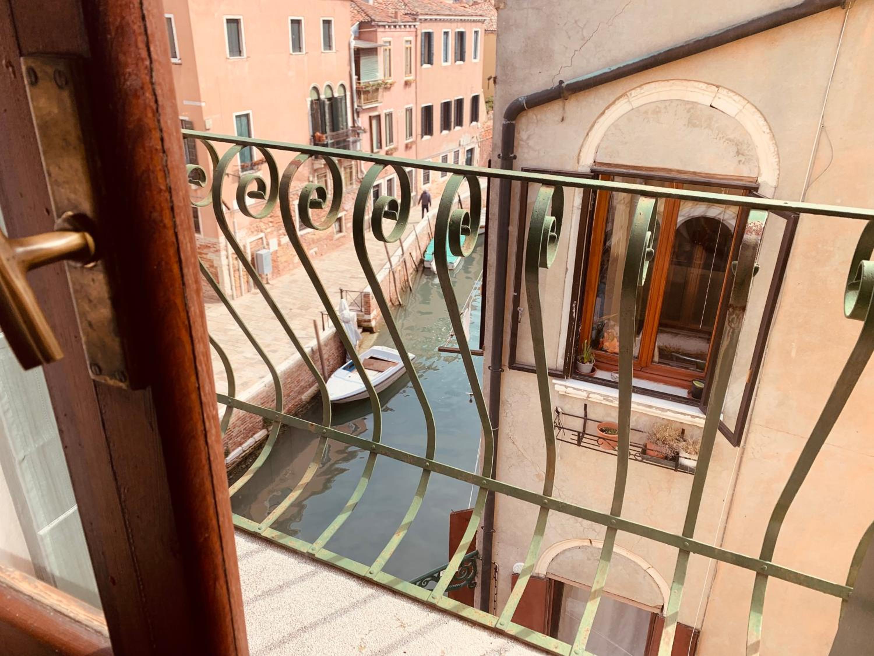 Two-Bedroom Apartment with Terrace and Canal View - Cannaregio 2438 photo 2