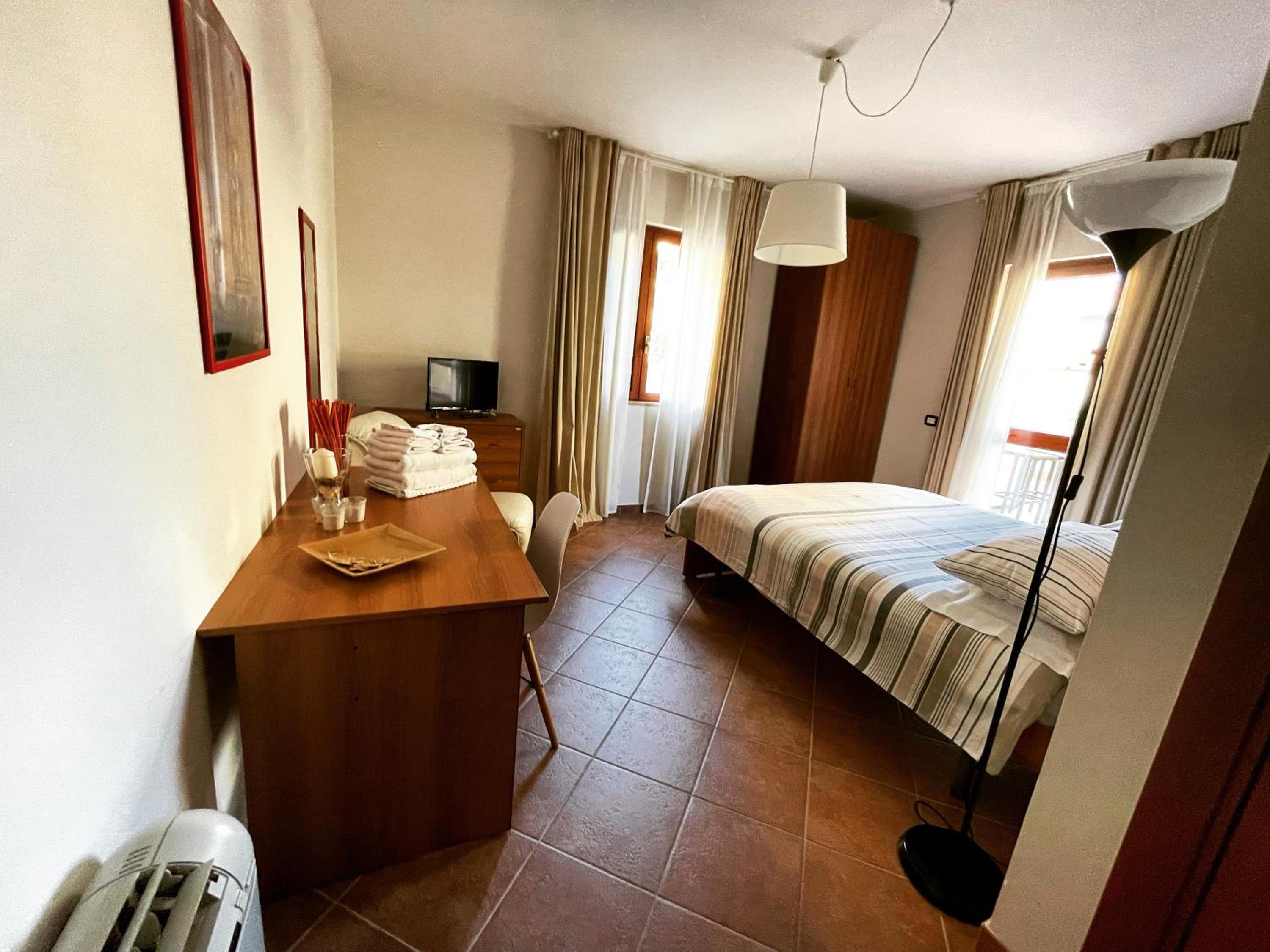 Large Double Room - Photo 4