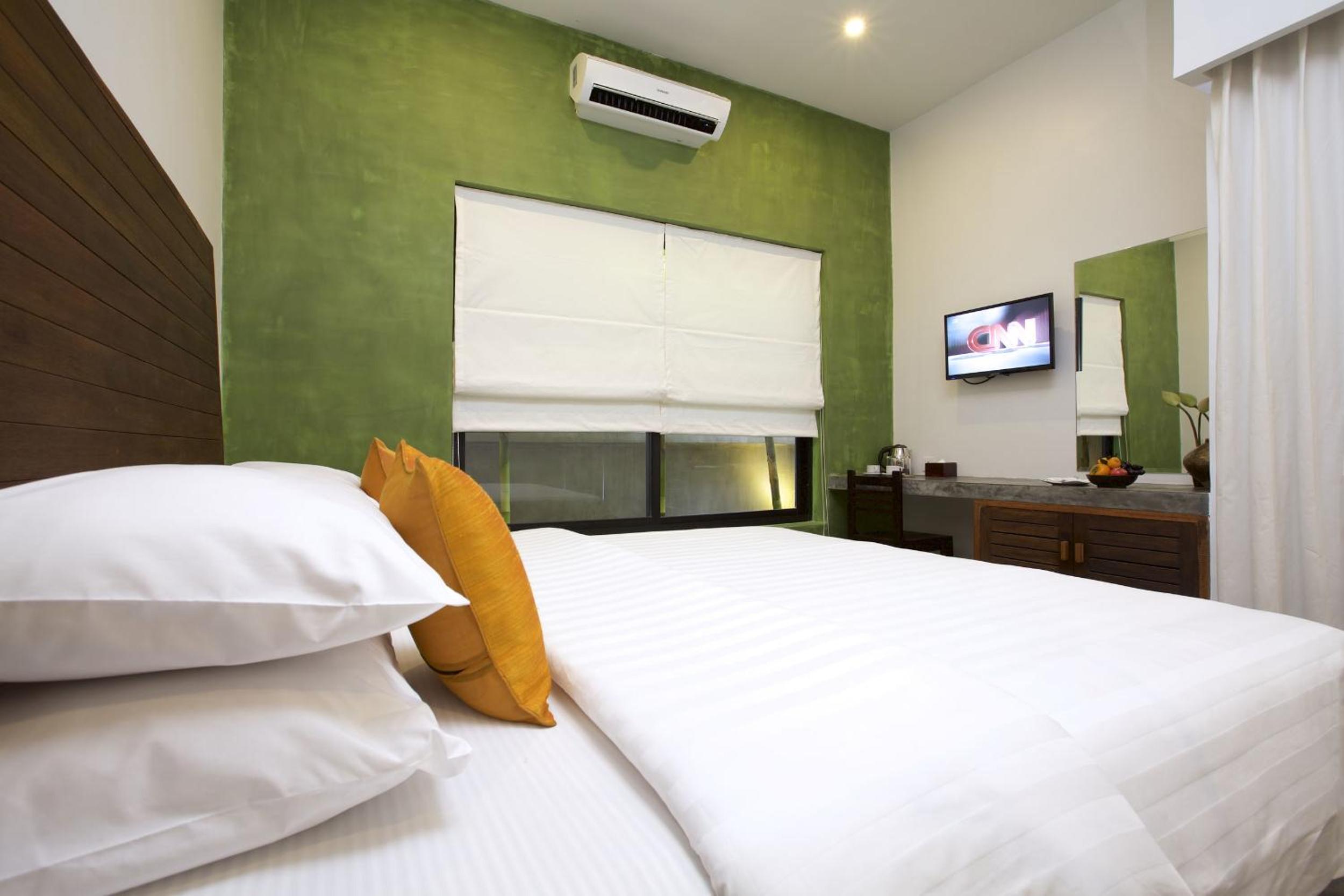 Deluxe Double Room with Pool View - Photo 4