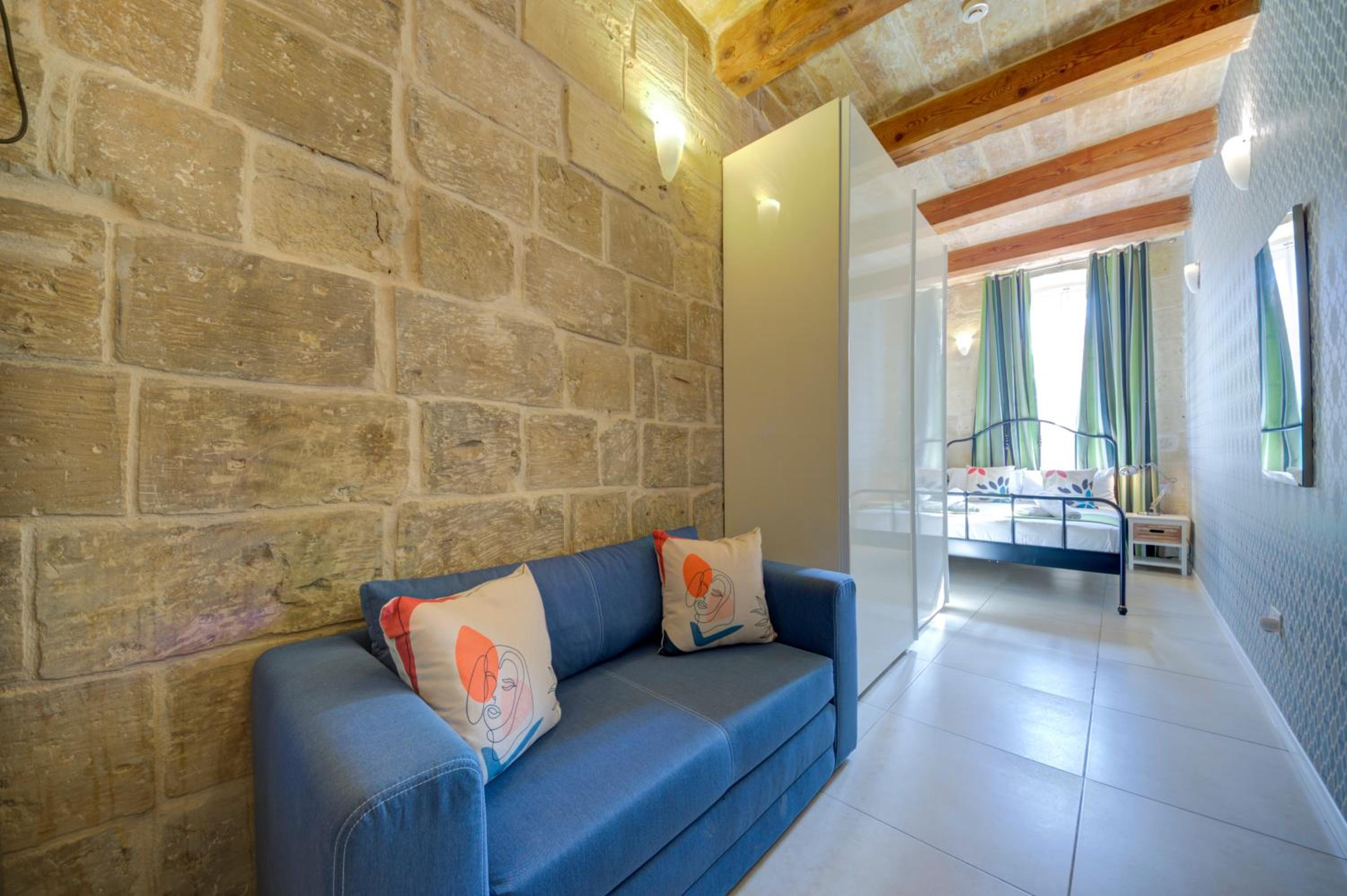 Studio Apartment - Photo 8