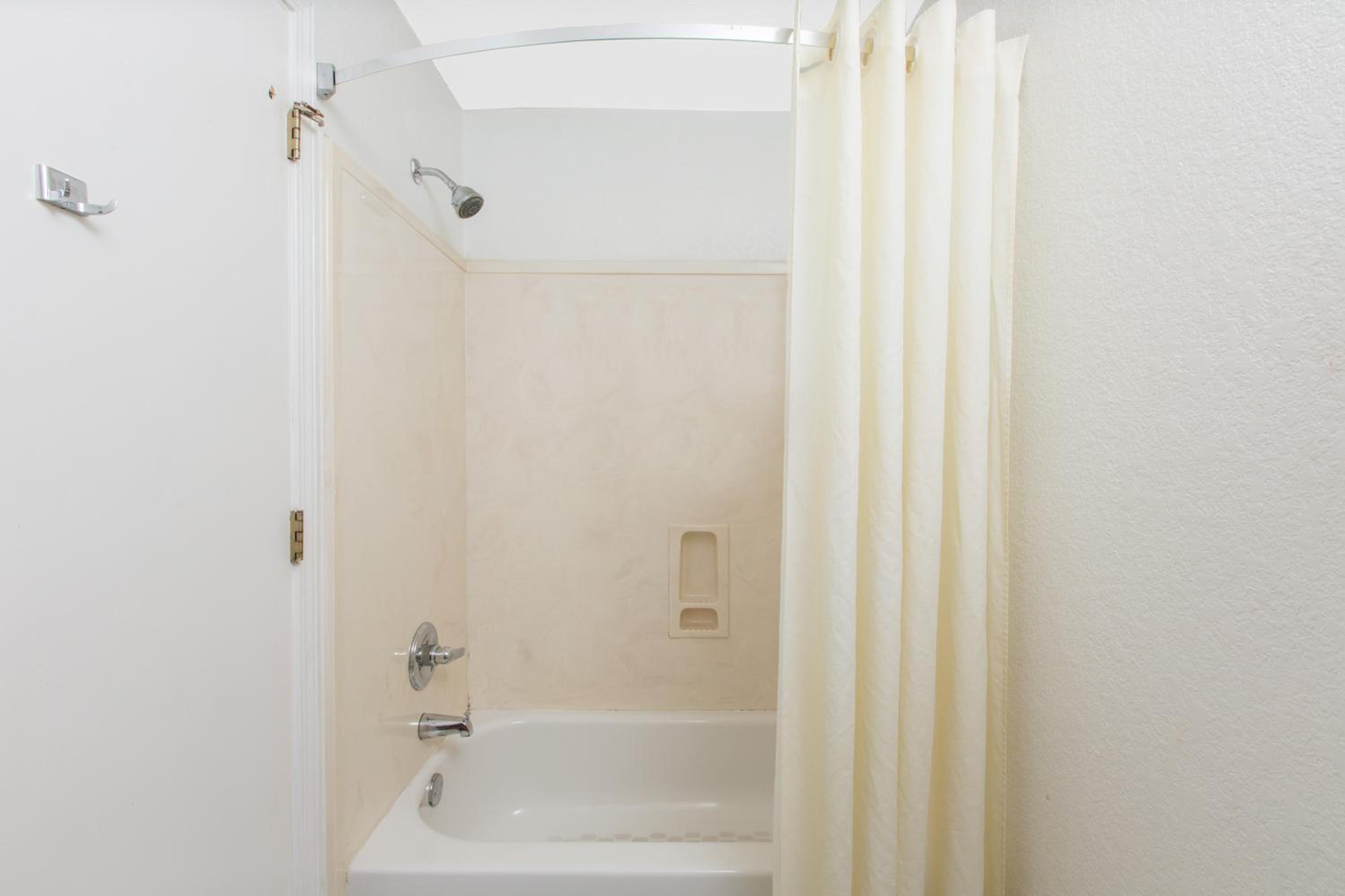 King Room - Non-Smoking - Photo 2