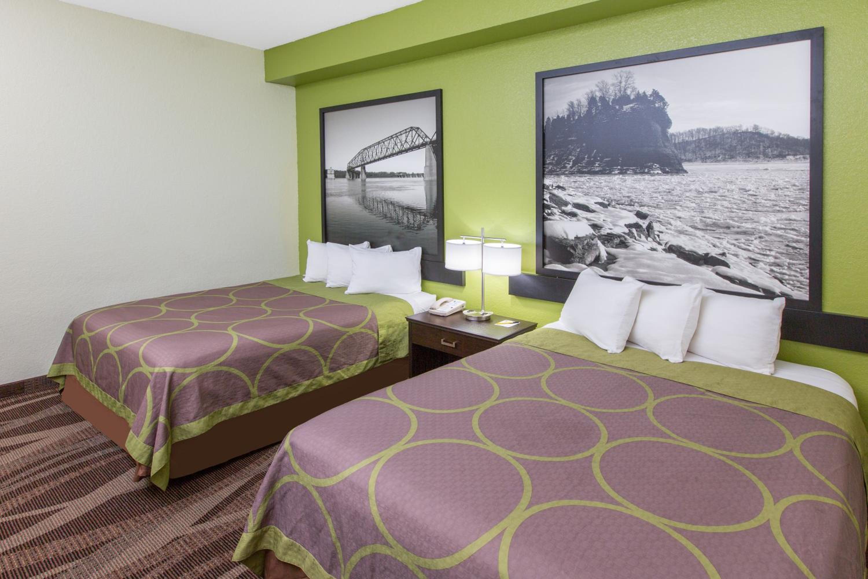 Queen Room with Two Queen Beds - Non-Smoking - Photo 2