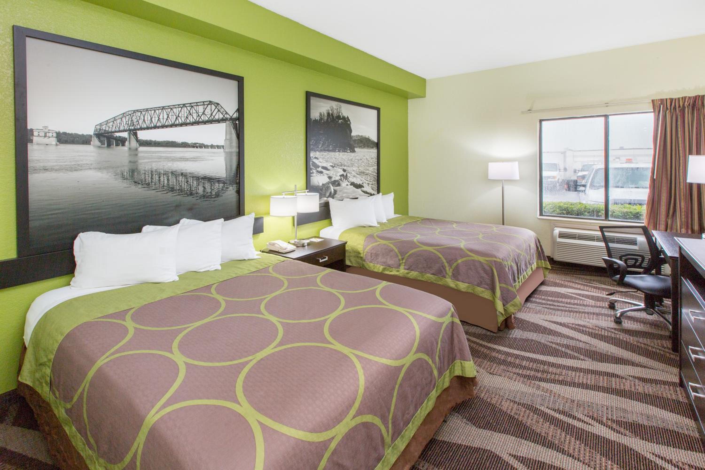 Queen Room with Two Queen Beds - Non-Smoking - Photo 3