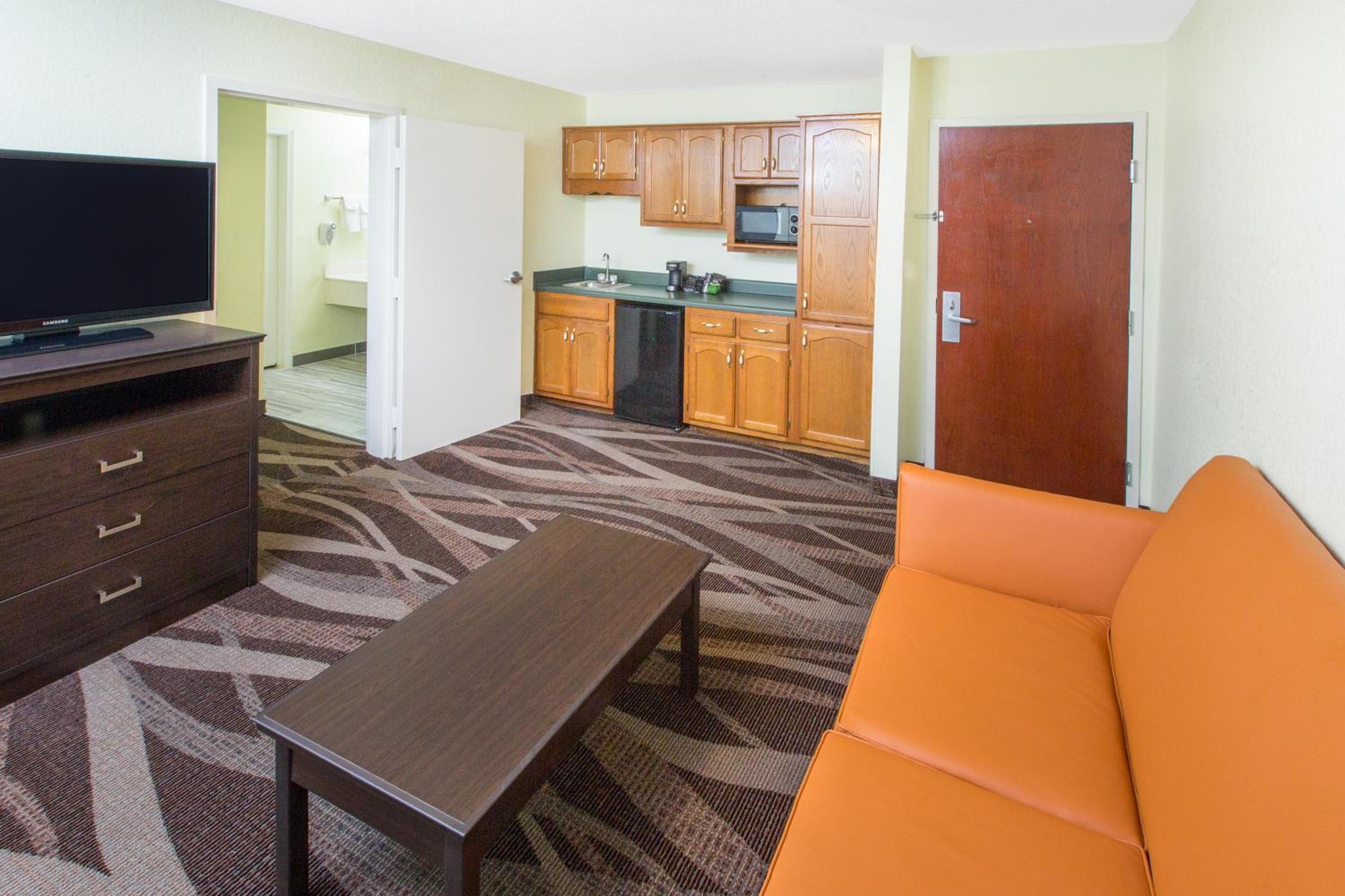 One-Bedroom Suite with Two Queen Beds - Non-Smoking - Photo 4