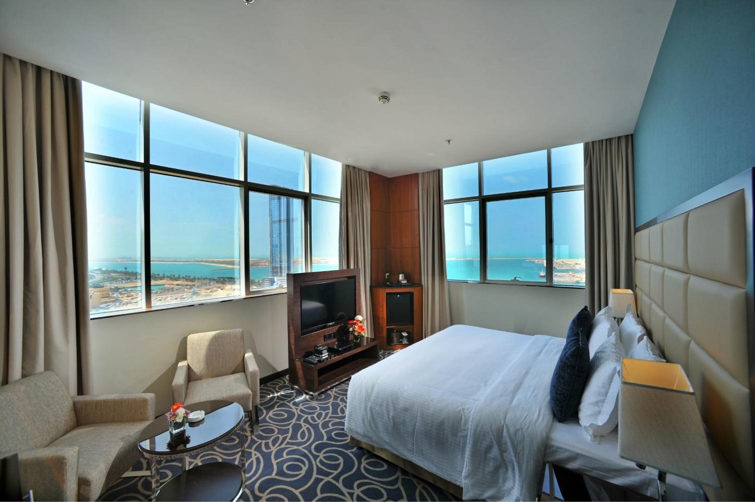 Executive King Room with Partial Sea View photo 2