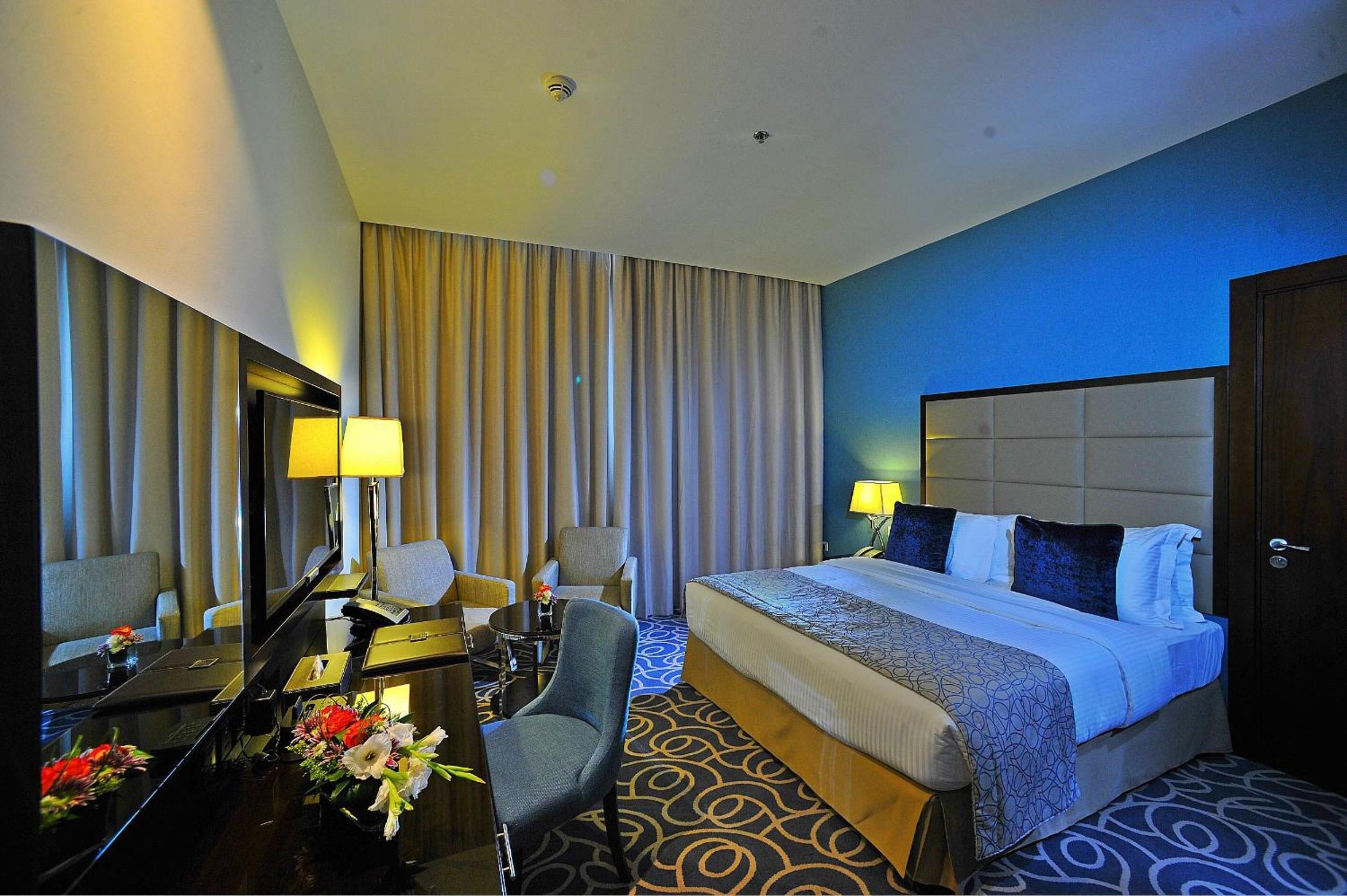 Deluxe King Room with Partial Sea View