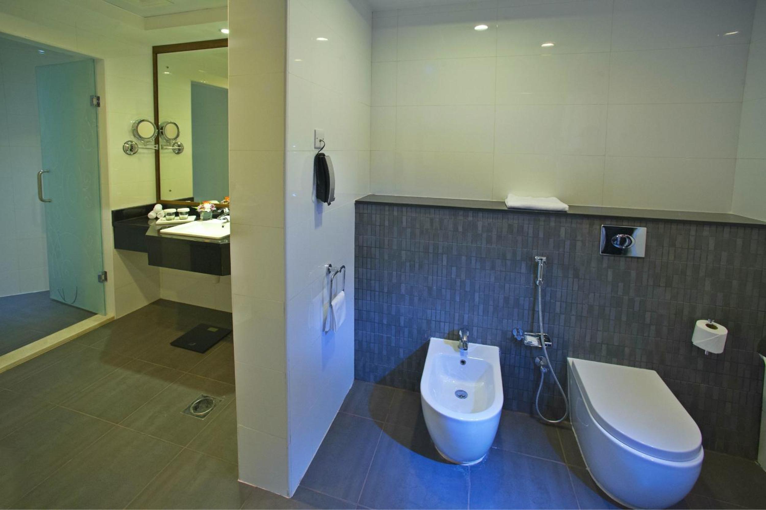 Deluxe Twin Room with Partial Sea View photo 2