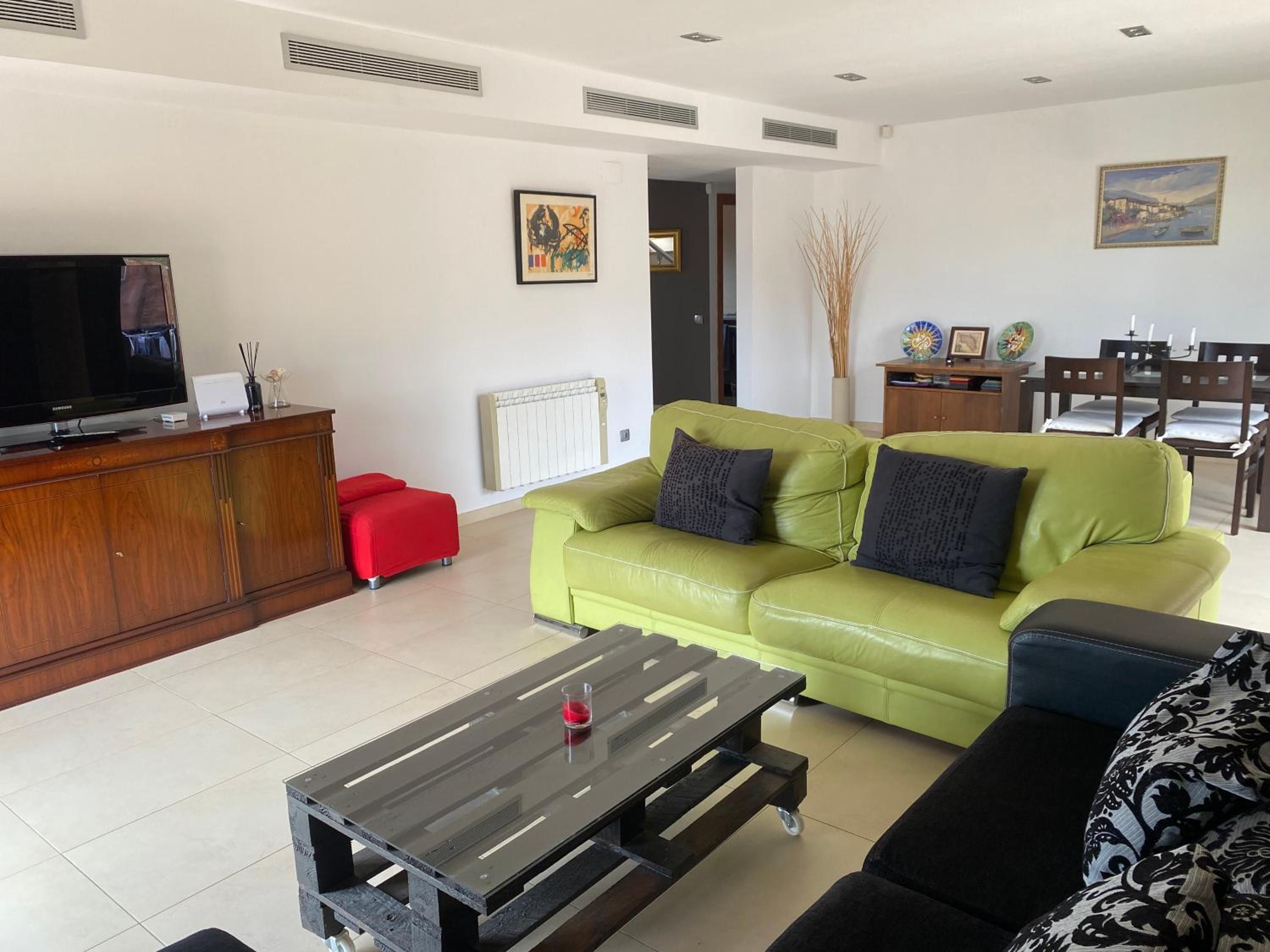 Five-Bedroom House photo 2
