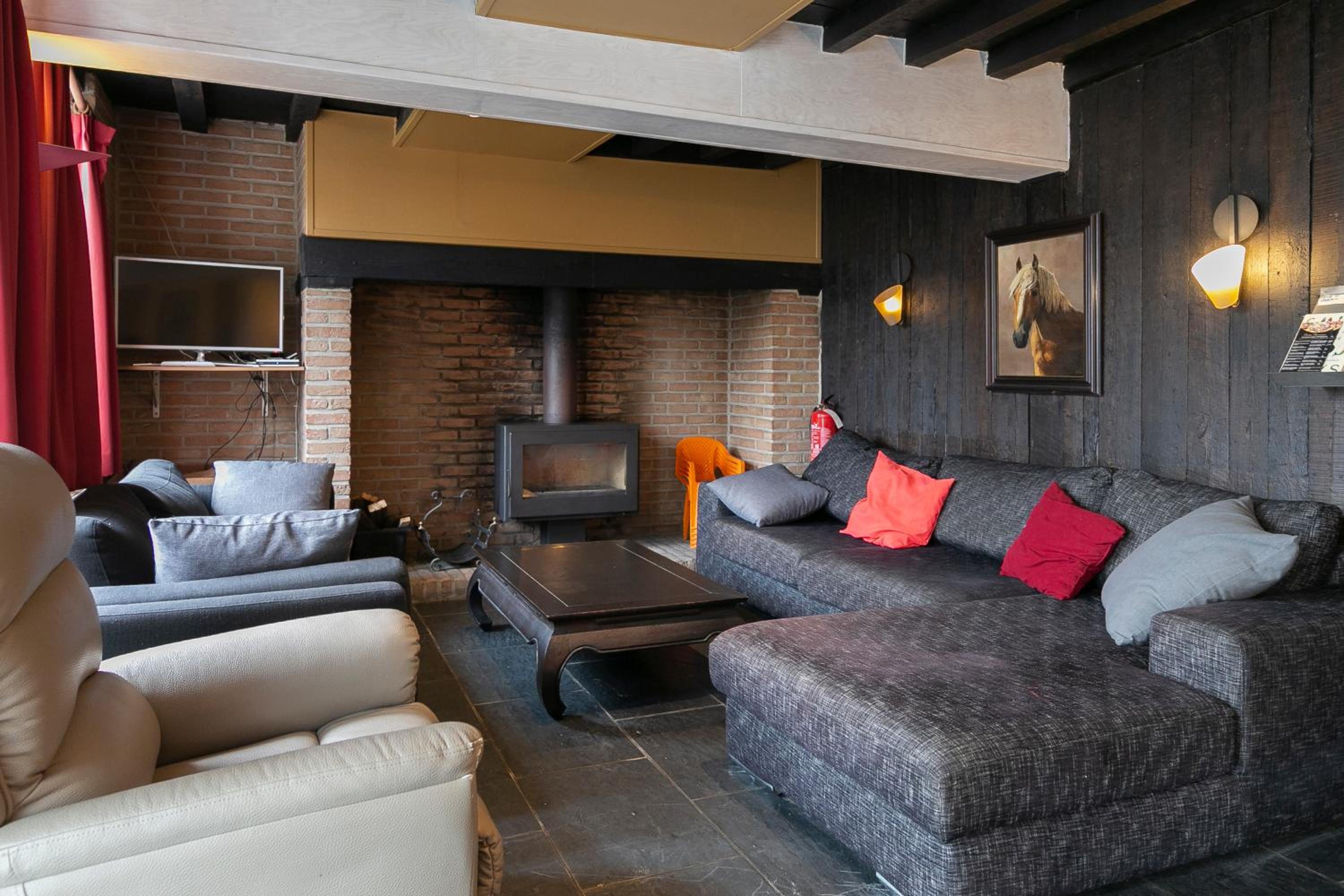Seven-Bedroom House photo 1