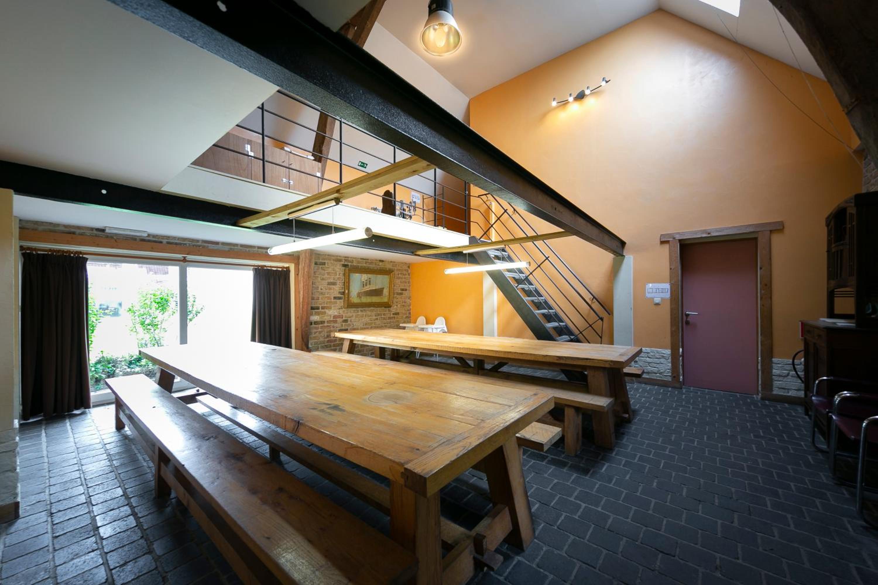 Eight-Bedroom House photo 3