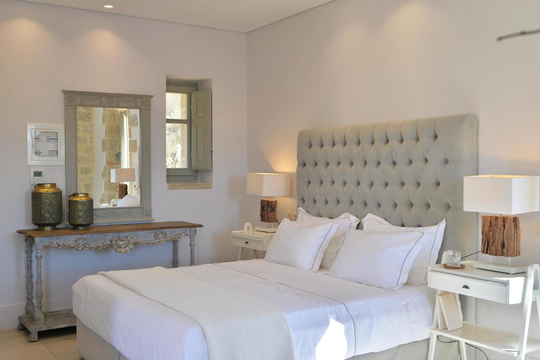 Deluxe Suite with Sea View - Photo 15