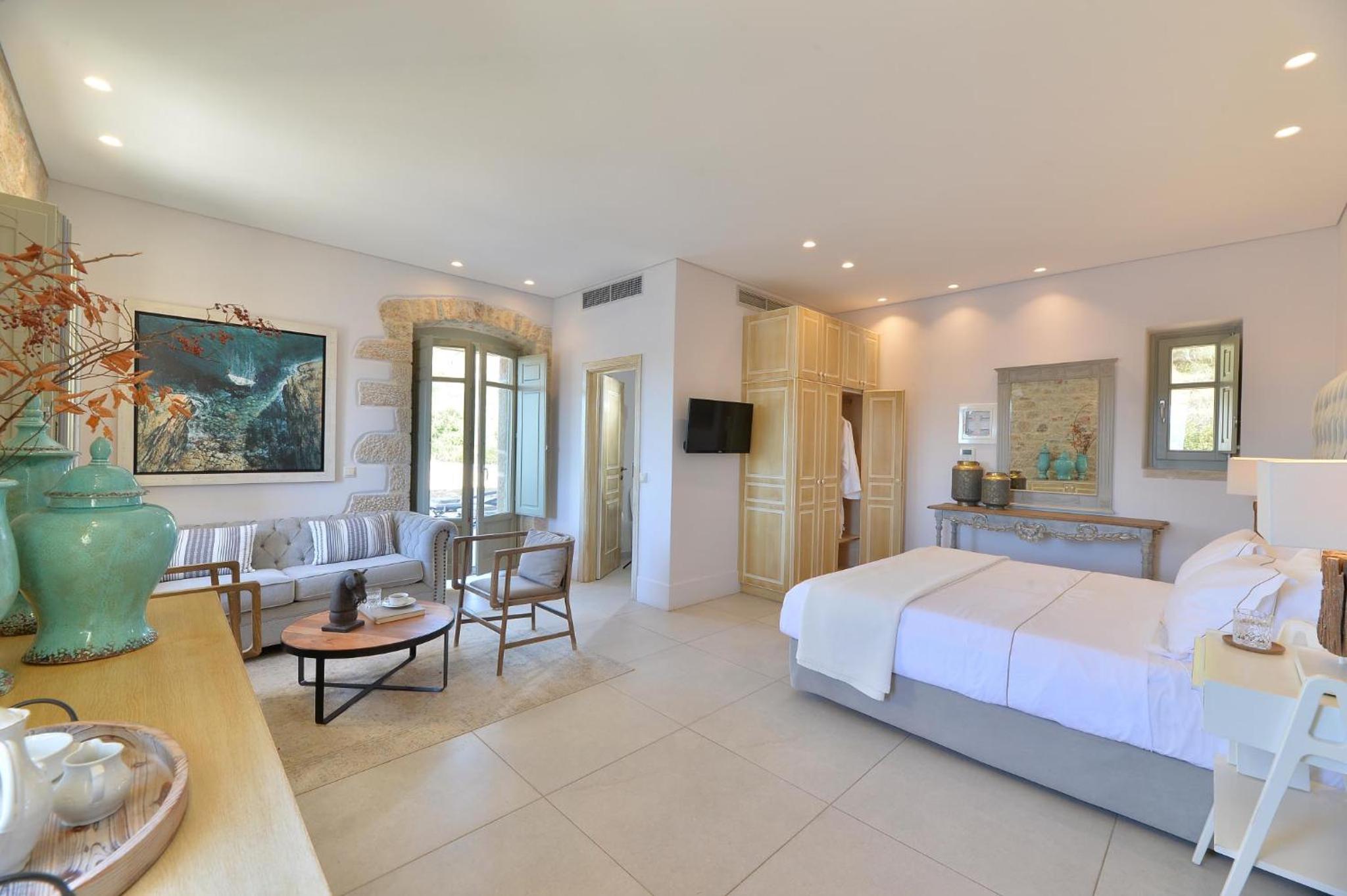 Deluxe Suite with Sea View - Photo 19