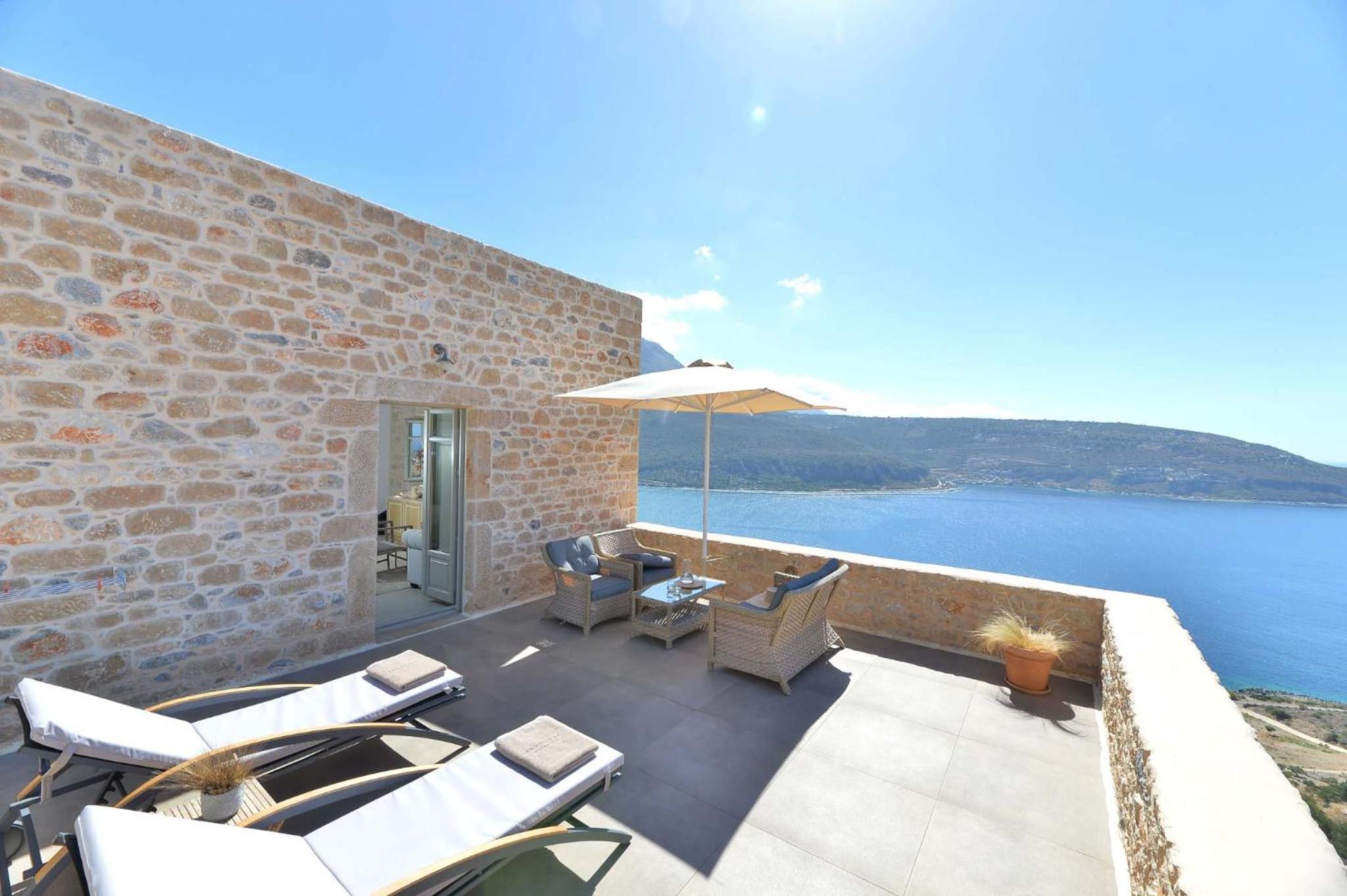 Deluxe Suite with Sea View - Photo 30