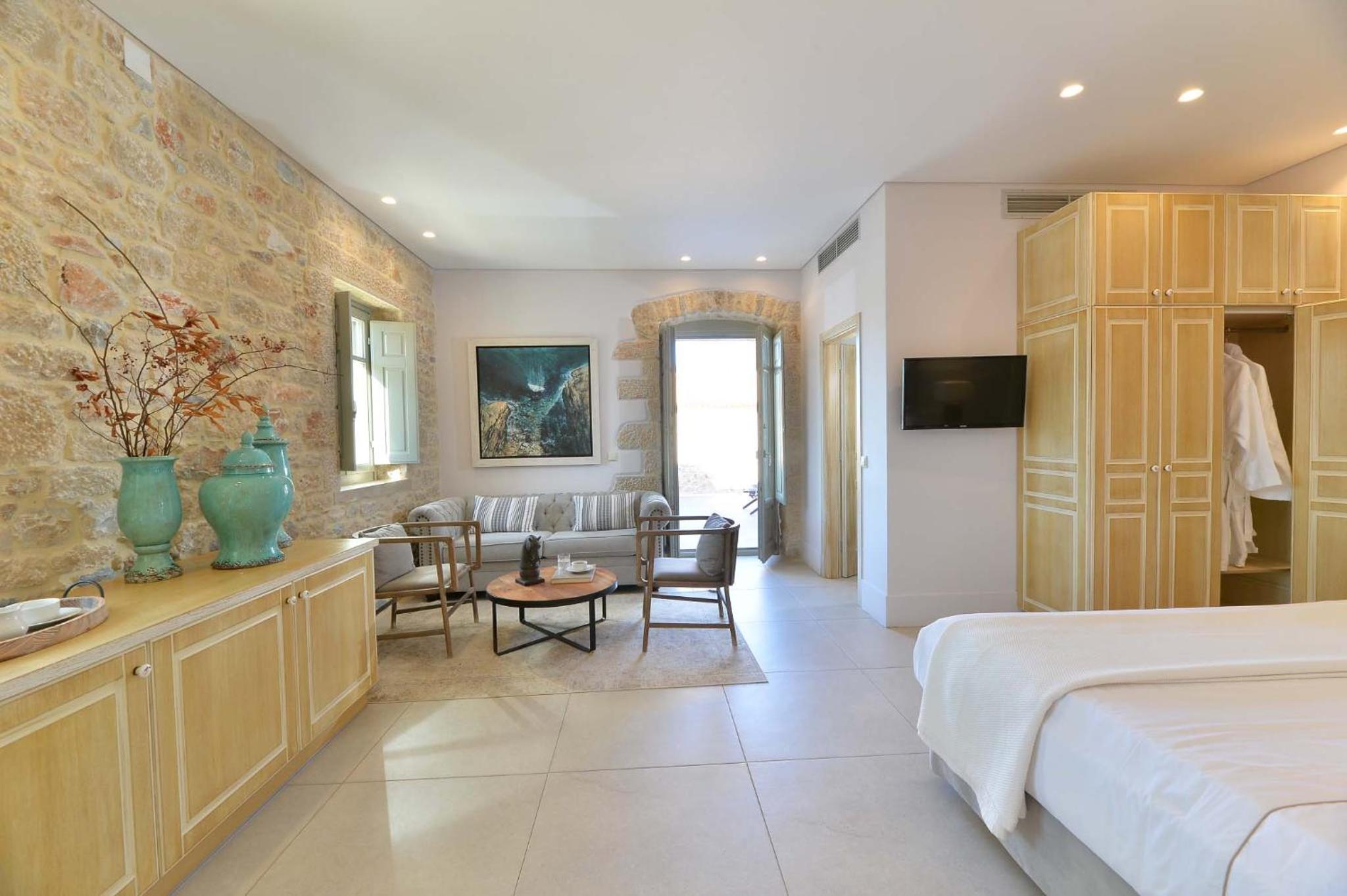 Deluxe Suite with Sea View - Photo 29