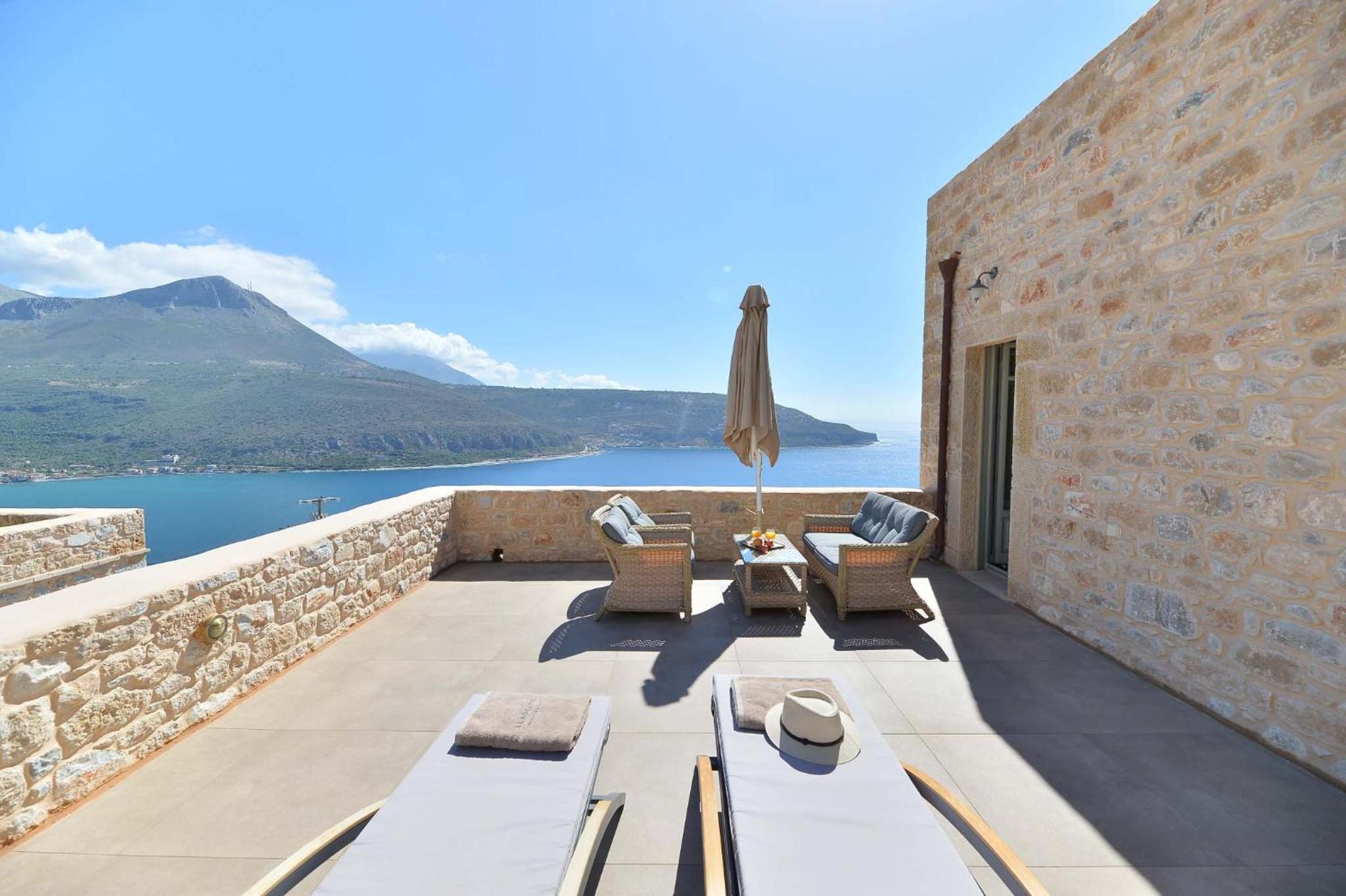 Deluxe Suite with Sea View - Photo 14