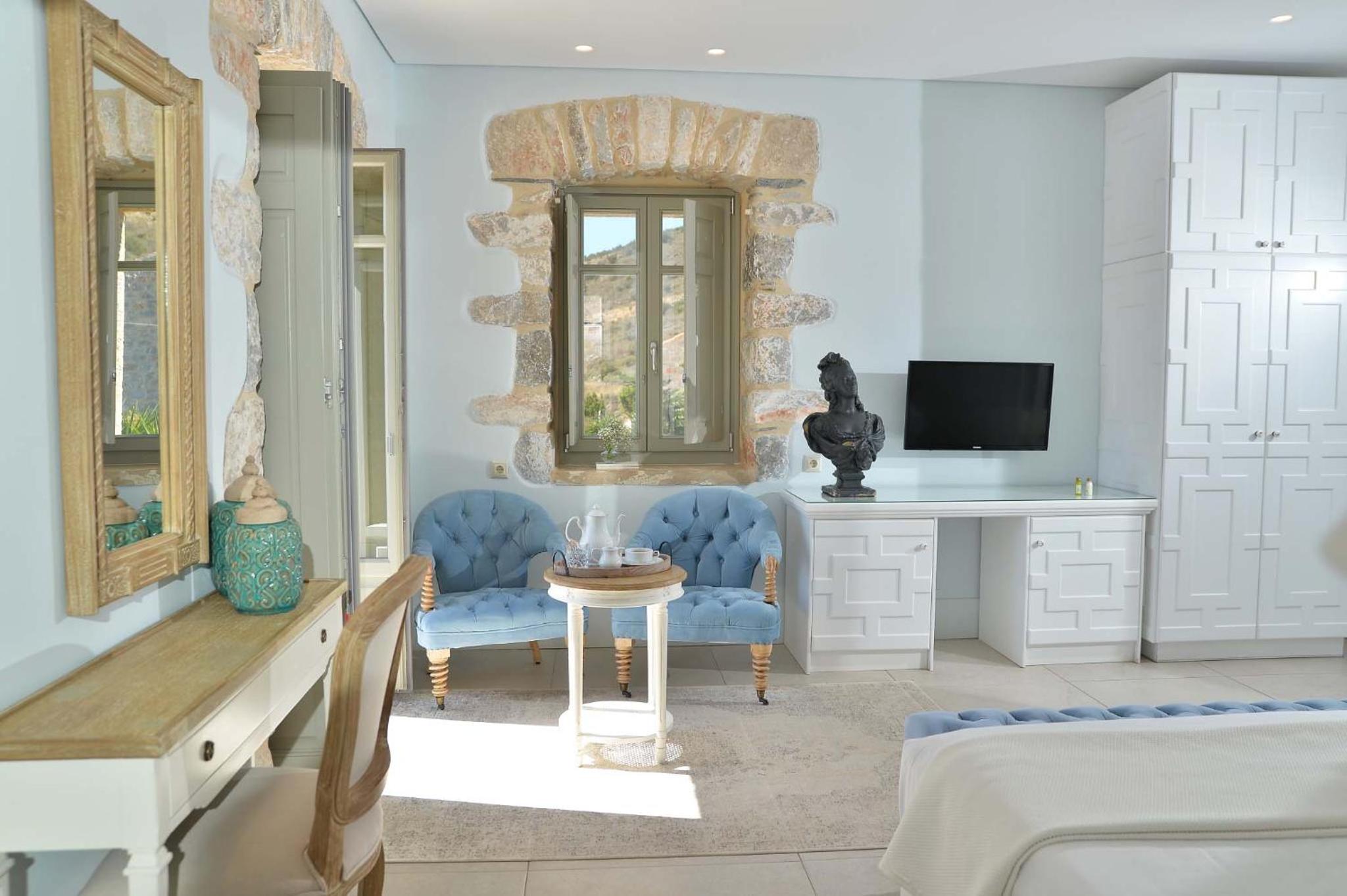 Deluxe Suite with Sea View - Photo 3