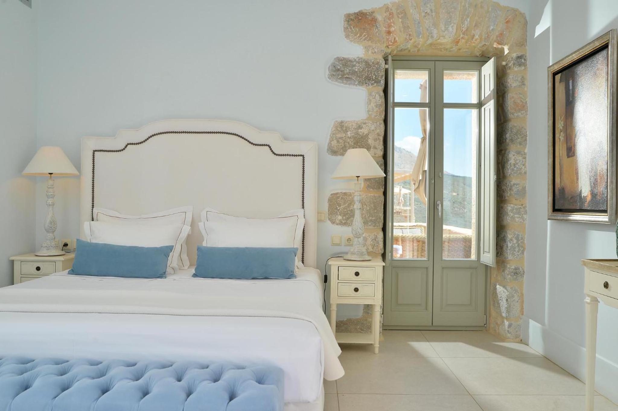 Deluxe Suite with Sea View - Photo 2